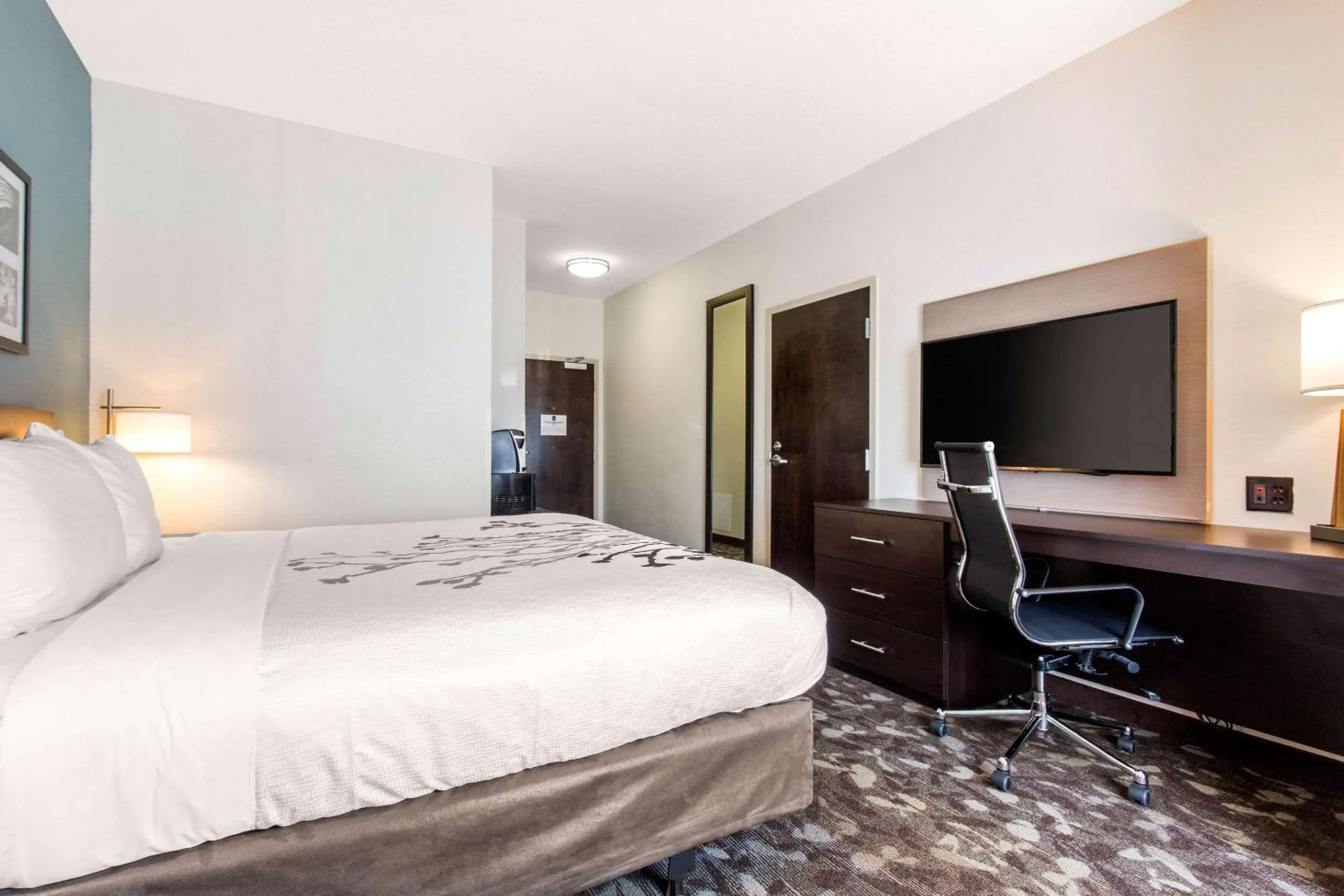 Bedroom, Bed in Sleep Inn & Suites Middletown - Goshen