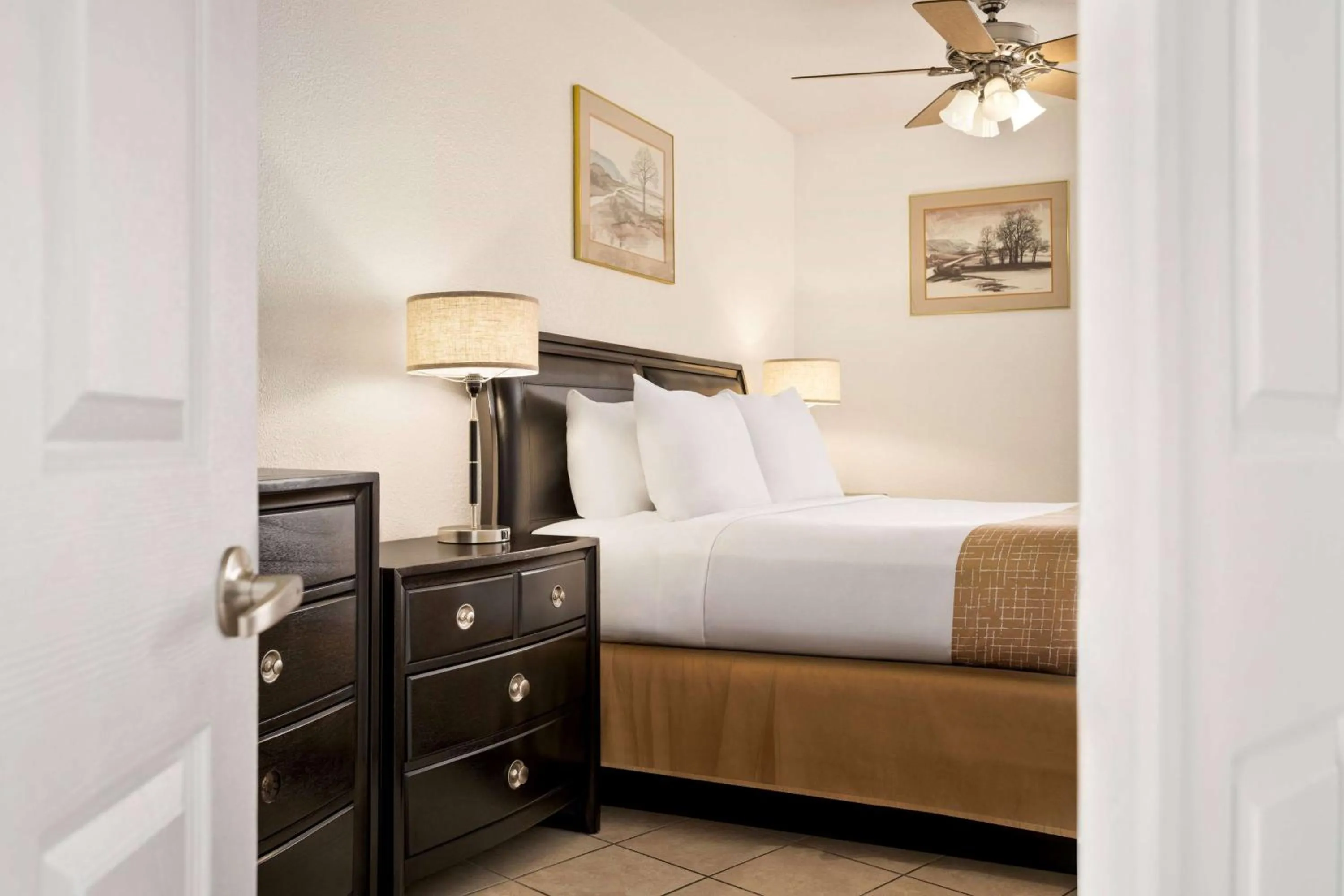 Photo of the whole room, Bed in Travelodge by Wyndham Las Vegas