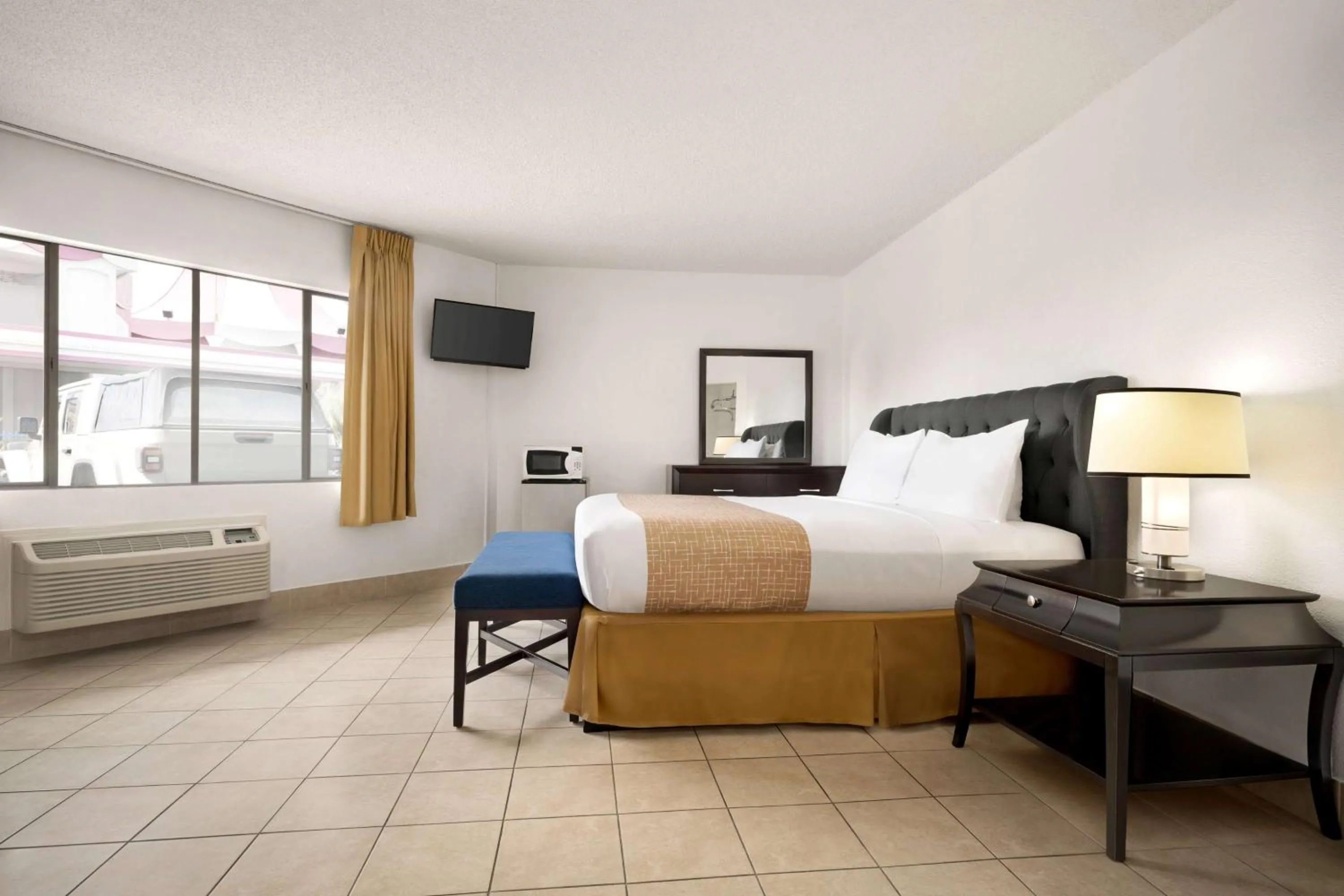 Photo of the whole room, Bed in Travelodge by Wyndham Las Vegas