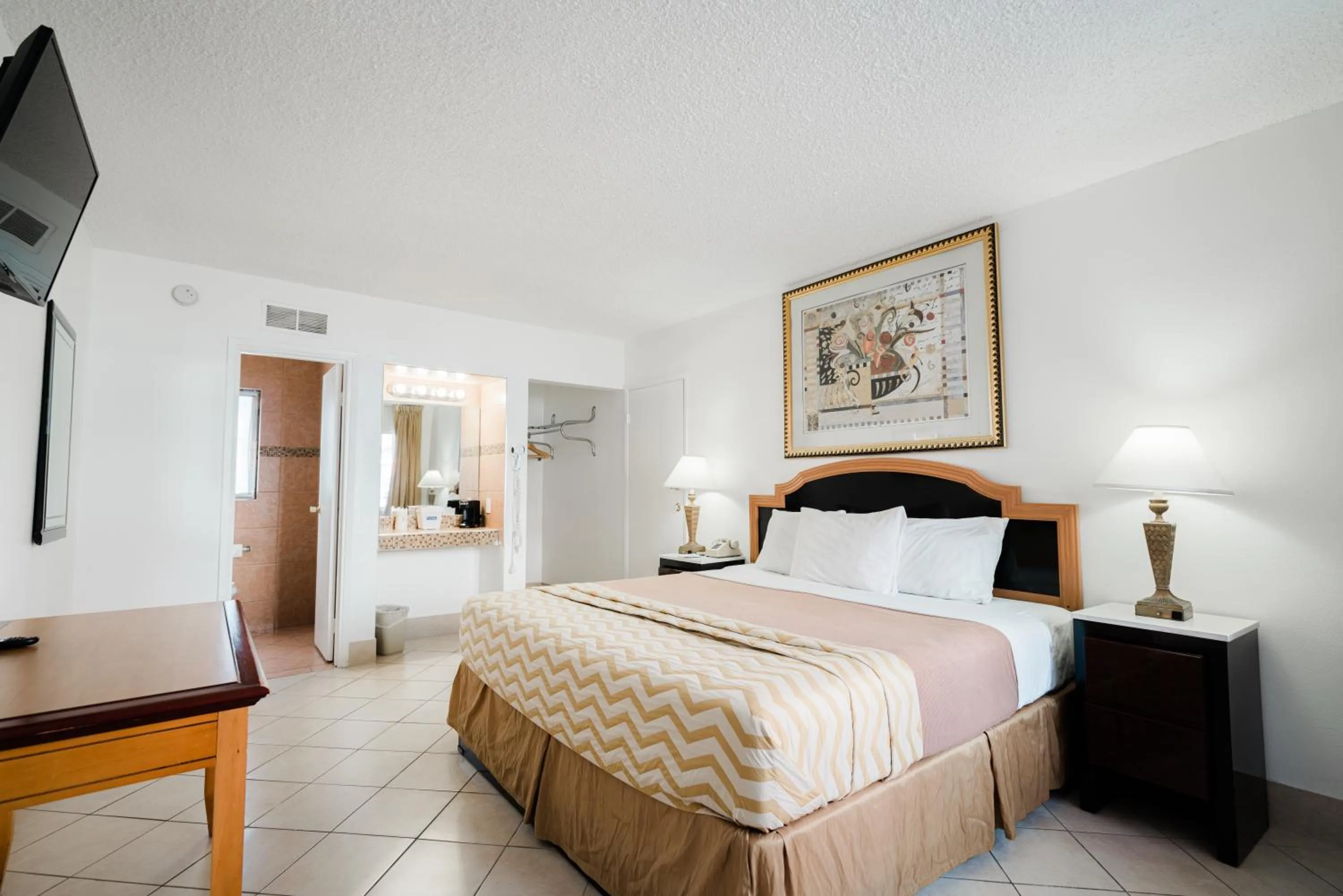 Photo of the whole room, Bed in Travelodge by Wyndham Las Vegas