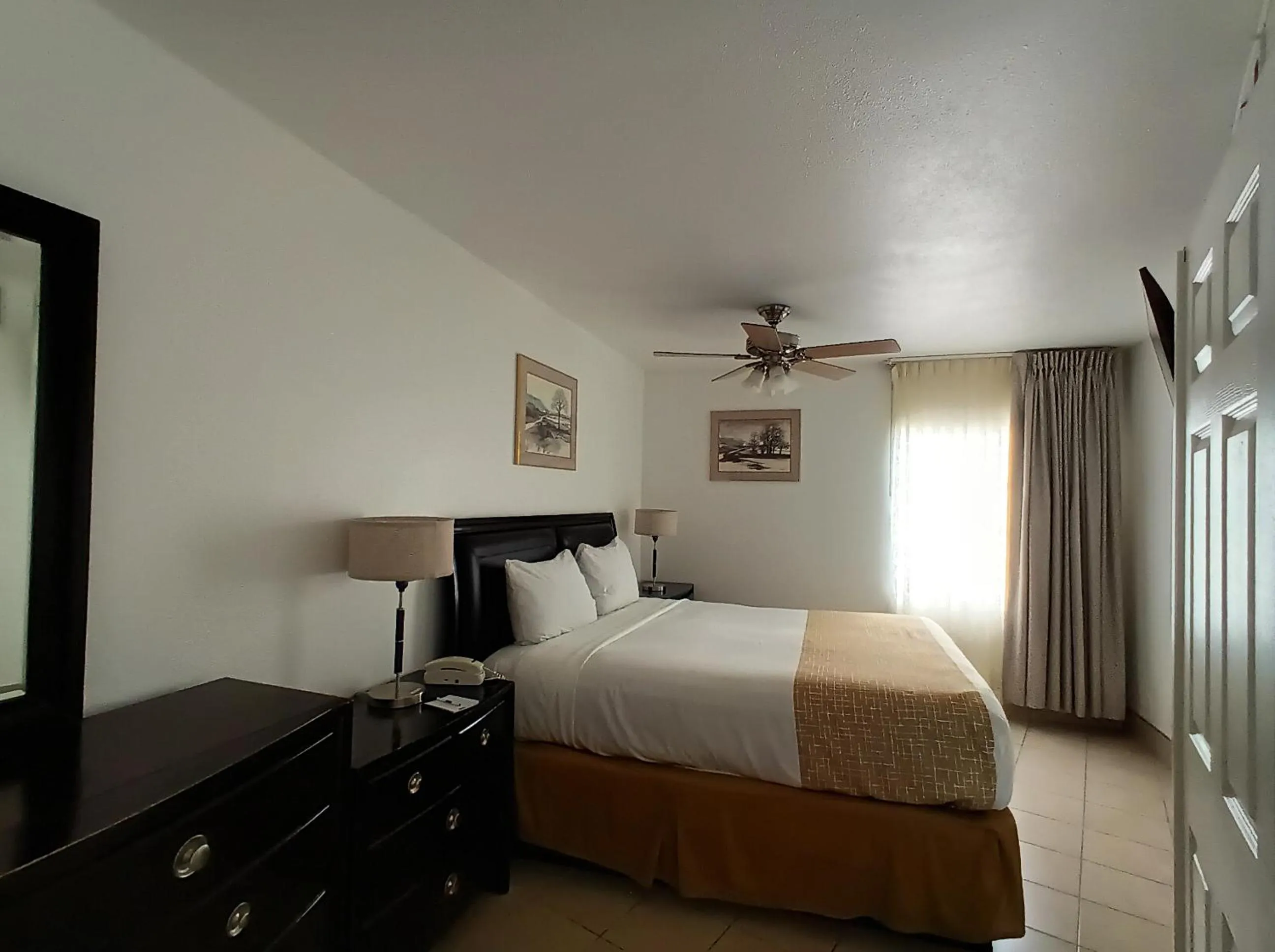 Photo of the whole room, Bed in Travelodge by Wyndham Las Vegas