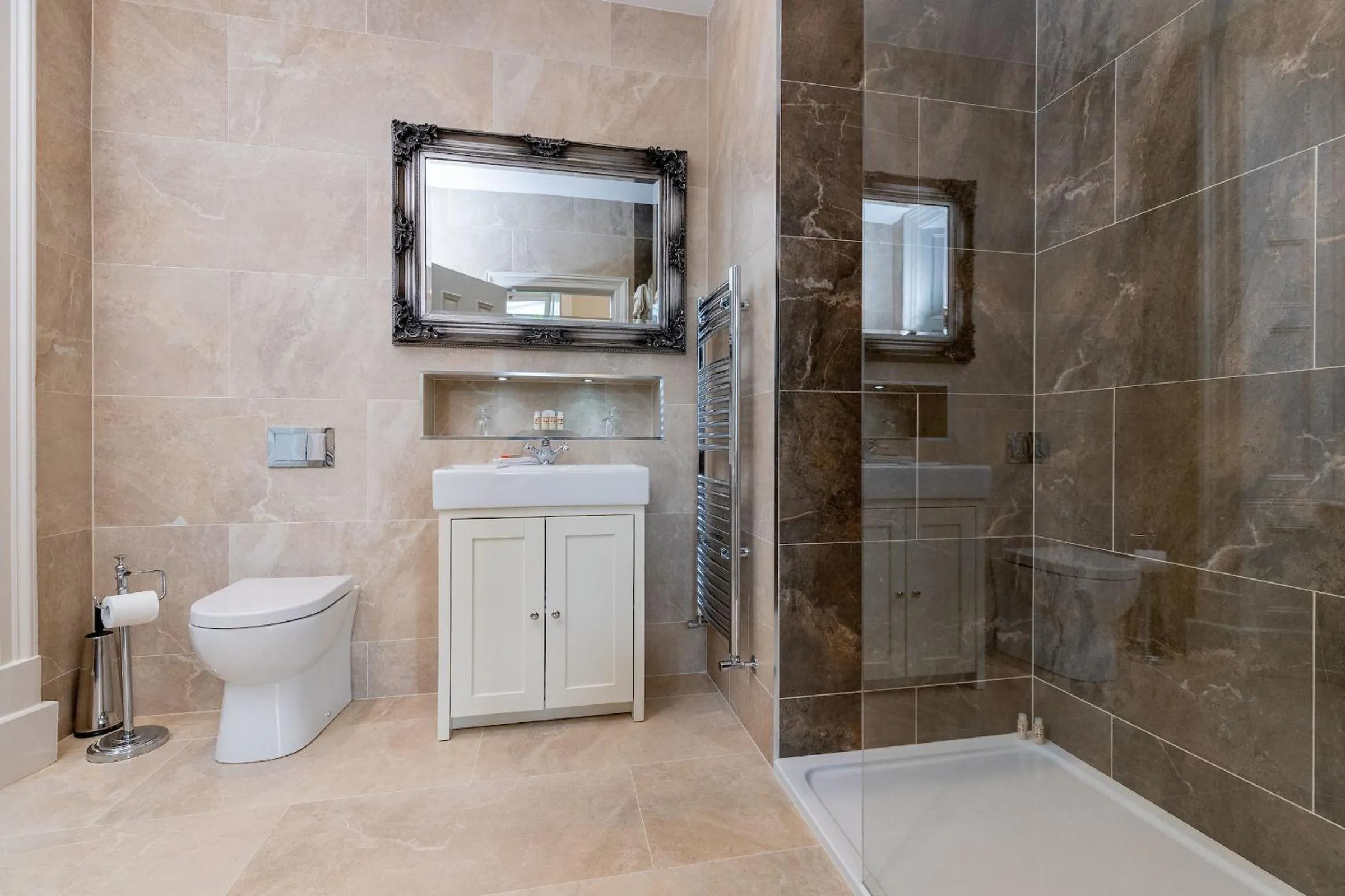 Toilet in Kilkenny Hibernian Hotel