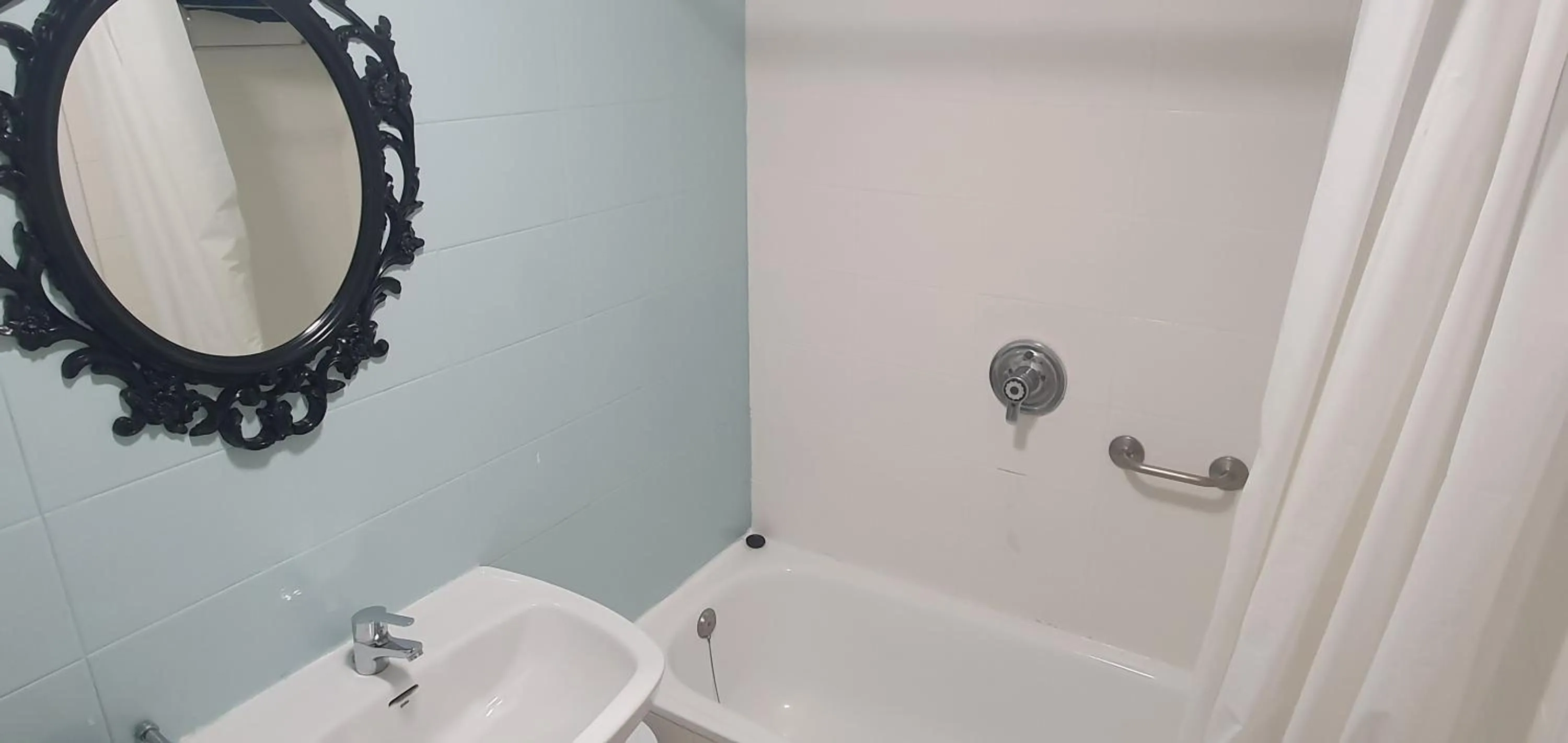 Bathroom in Hugo Beach Hotel & Apartments