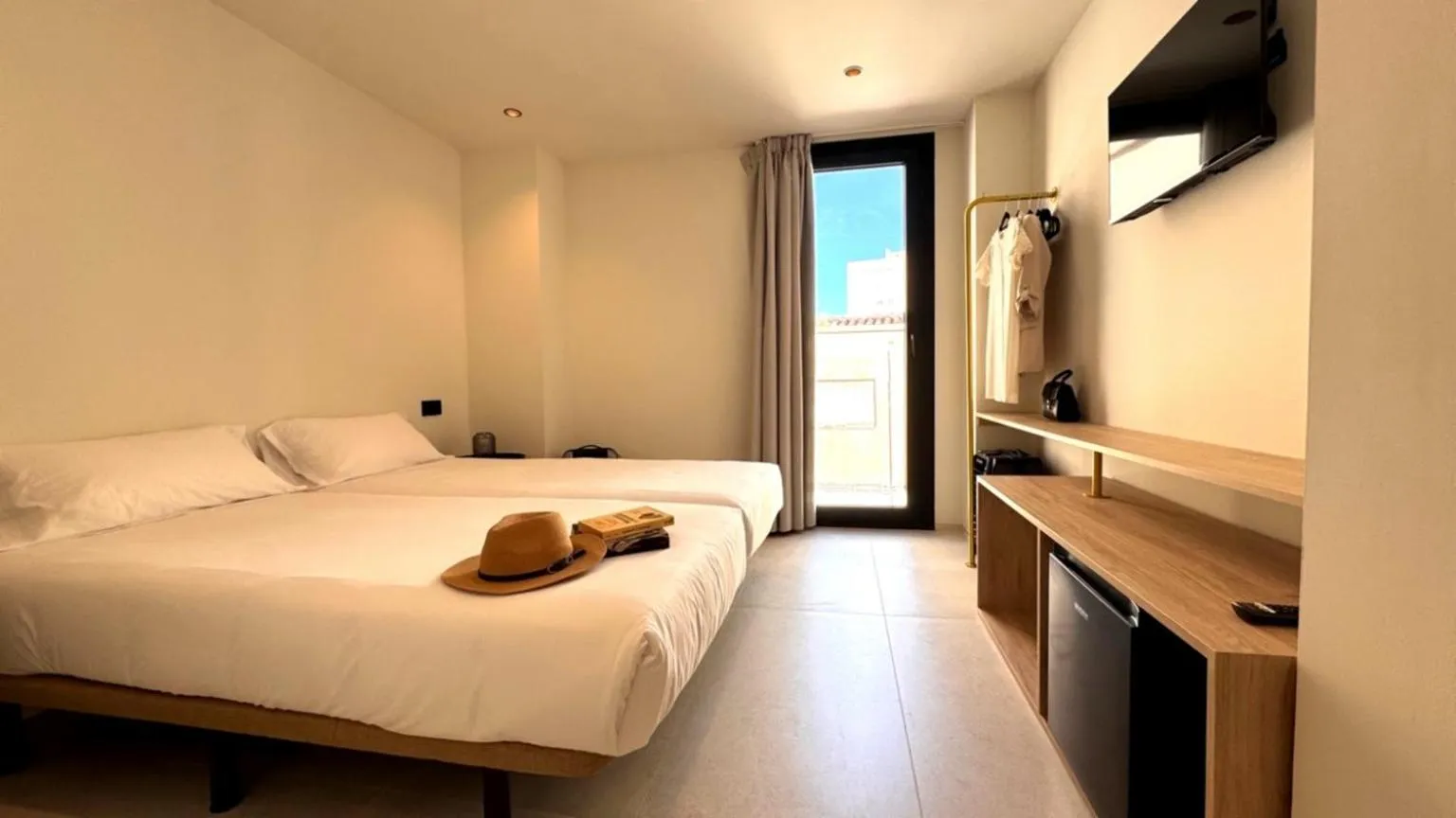 Hugo Beach Hotel & Apartments