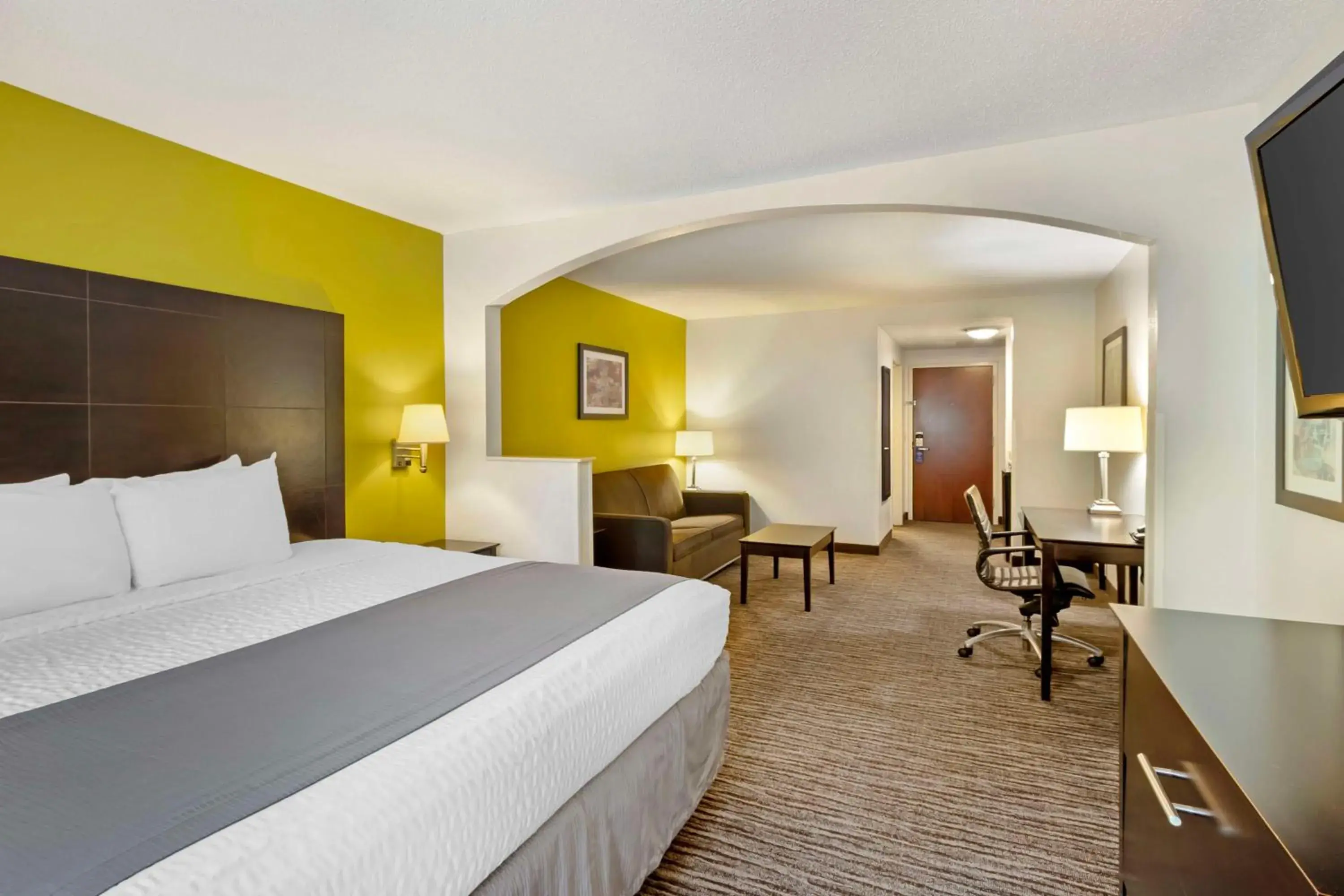 King Suite with Sofa Bed - Non-Smoking in Best Western Magnolia Inn and Suites King Suite with Sofa Bed - Non-Smoking in Best Western Magnolia Inn and Suites