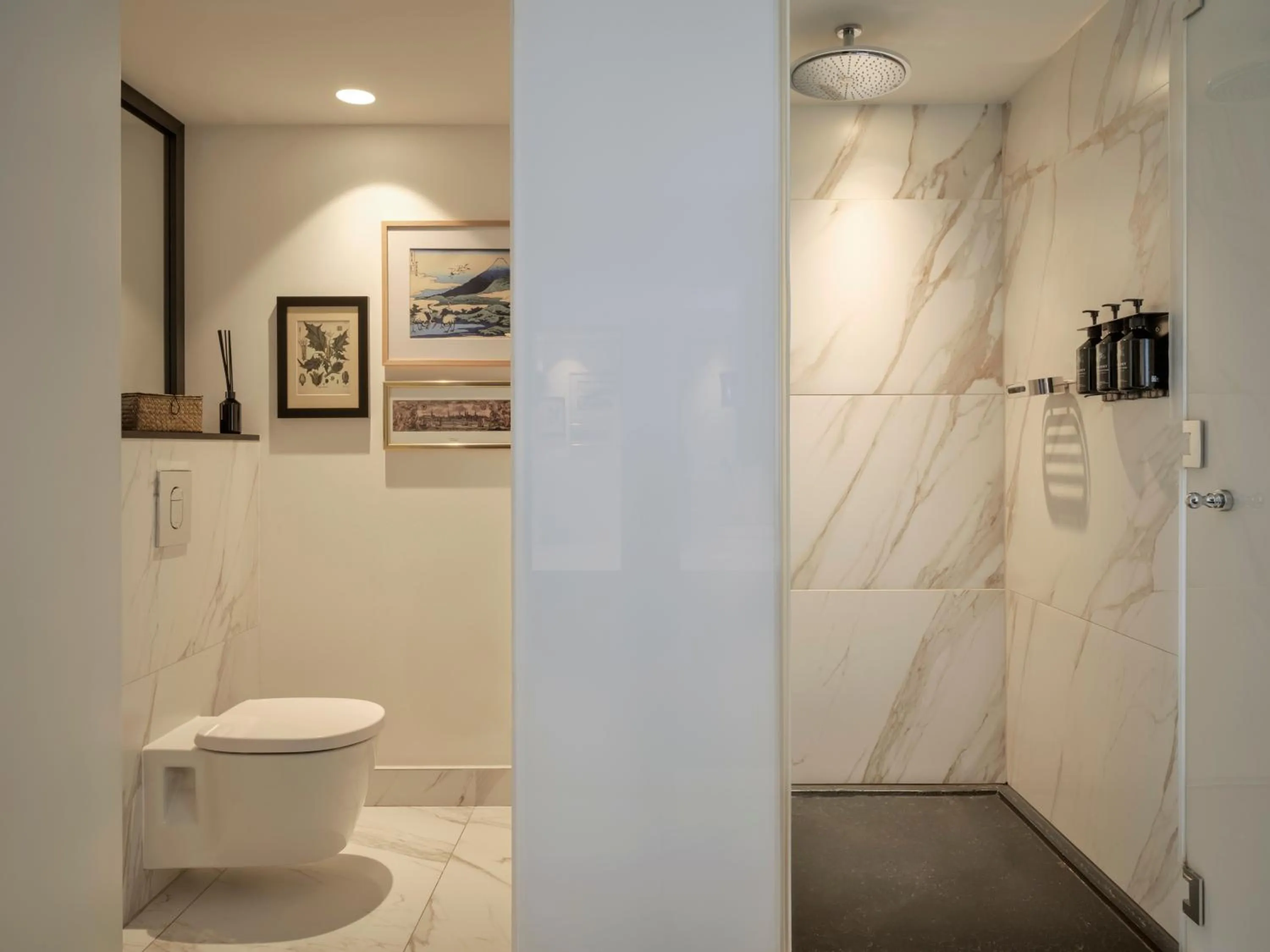 Shower in The Nikolai Hamburg - Leonardo Limited Edition