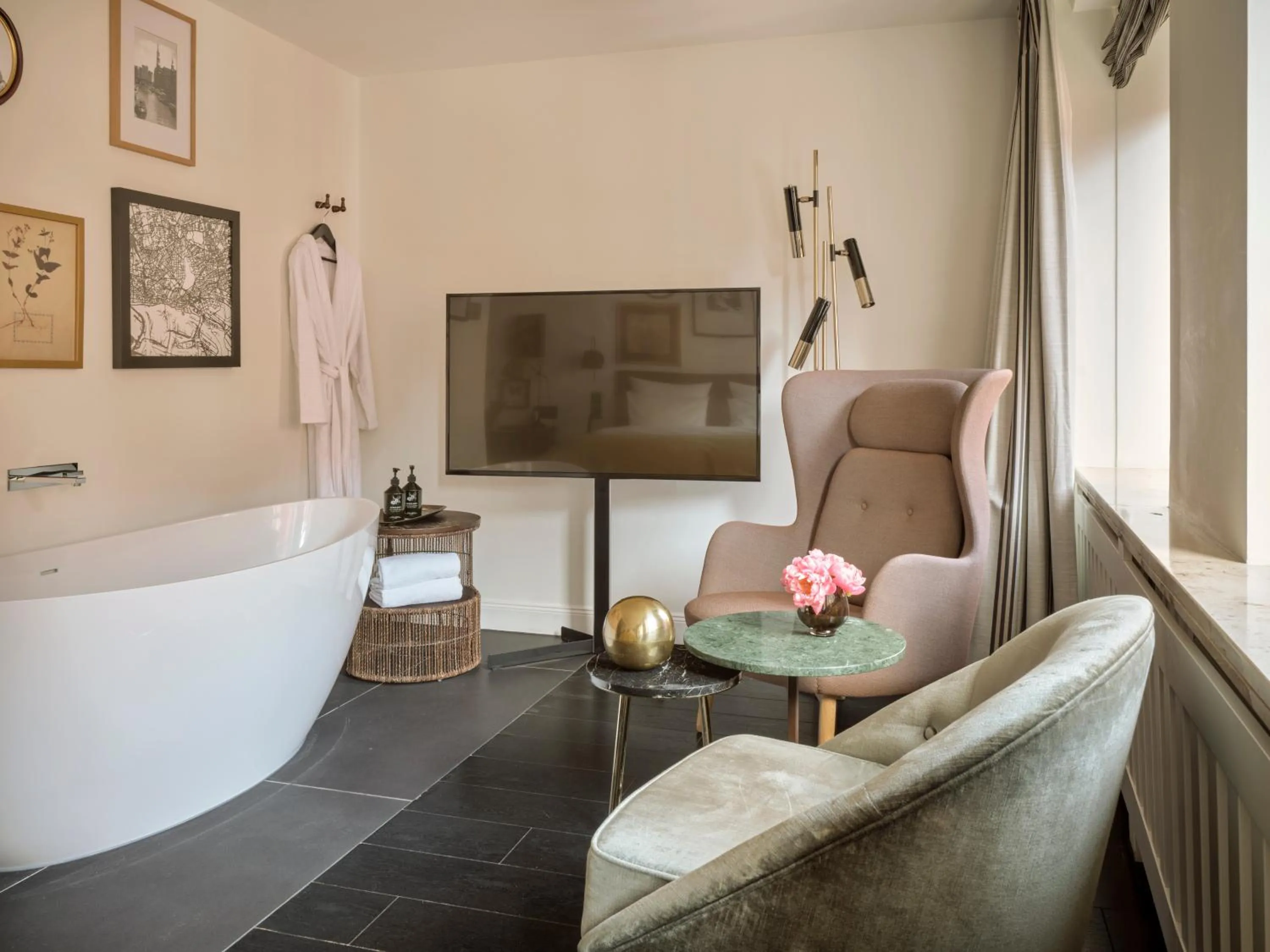 TV and multimedia in The Nikolai Hamburg - Leonardo Limited Edition