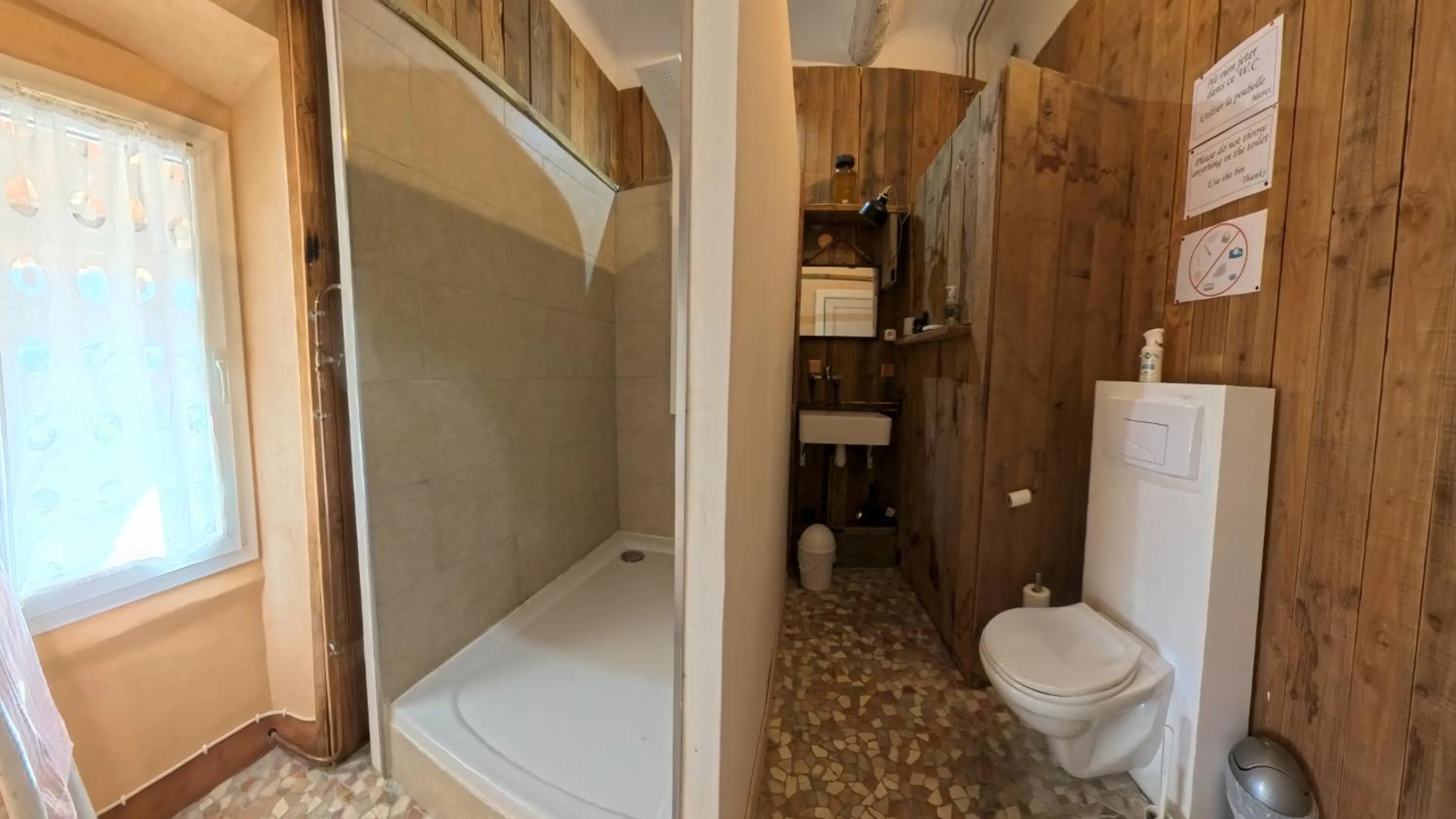 Bathroom in Le 47 - Rentals in South of France