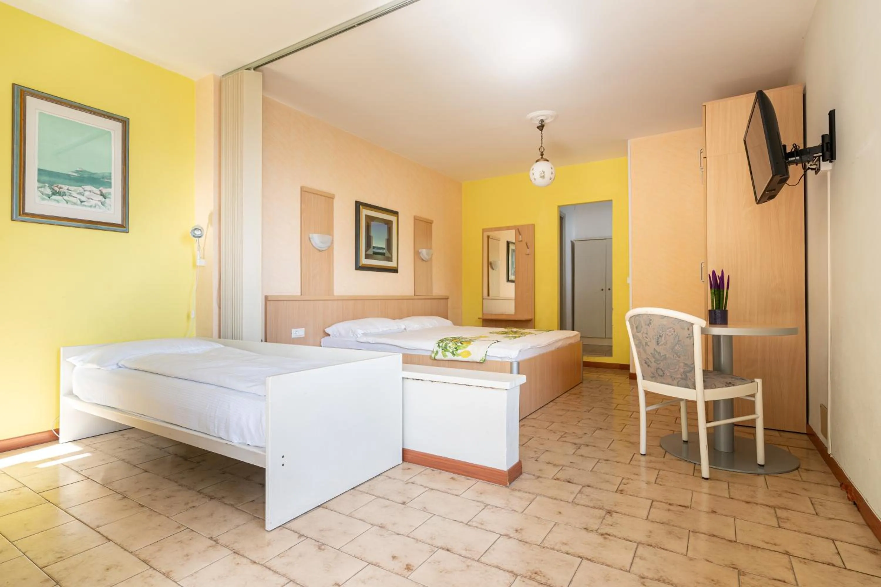 Photo of the whole room, Bed in Hotel Forbisicle