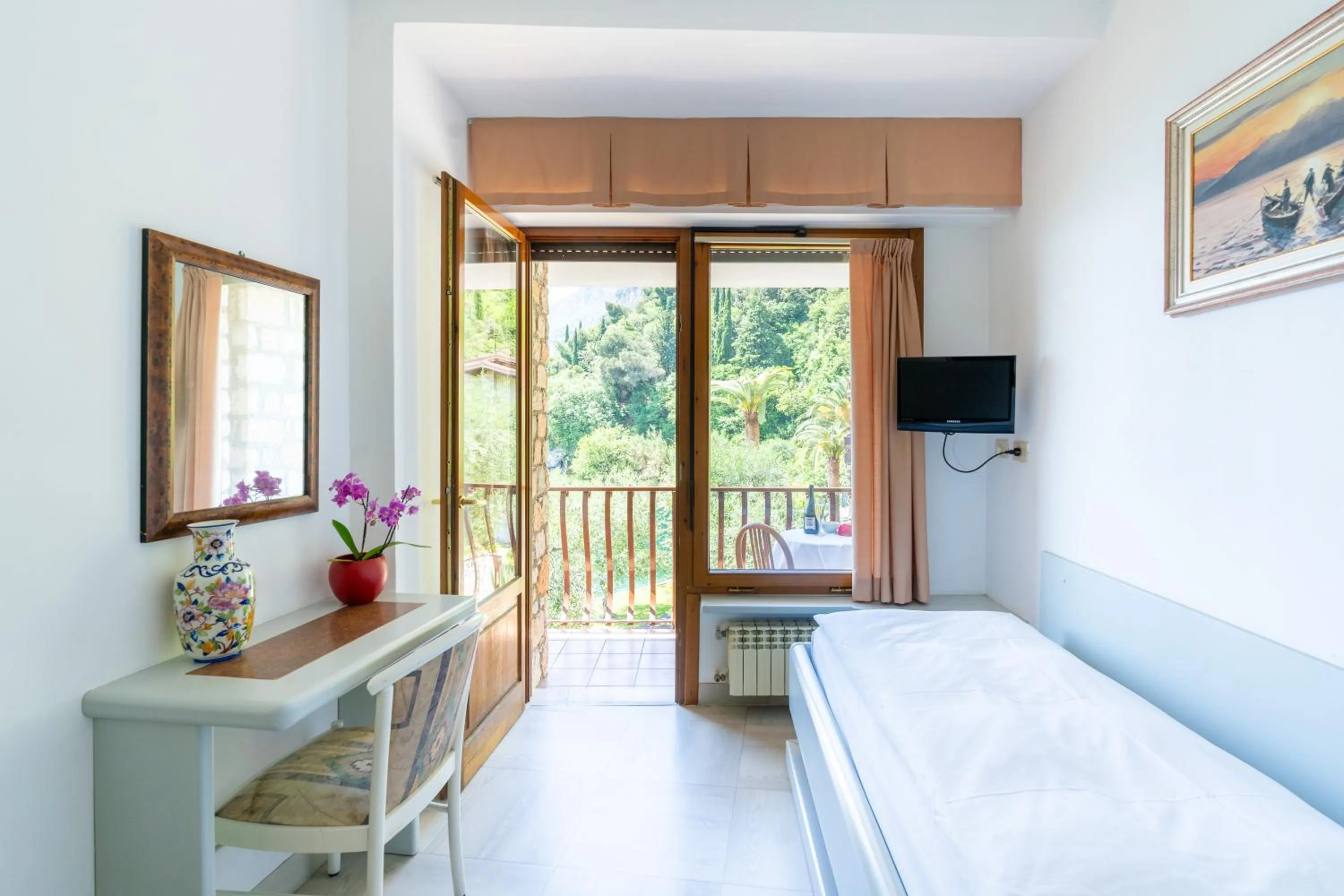 Balcony/Terrace, Bed in Hotel Forbisicle