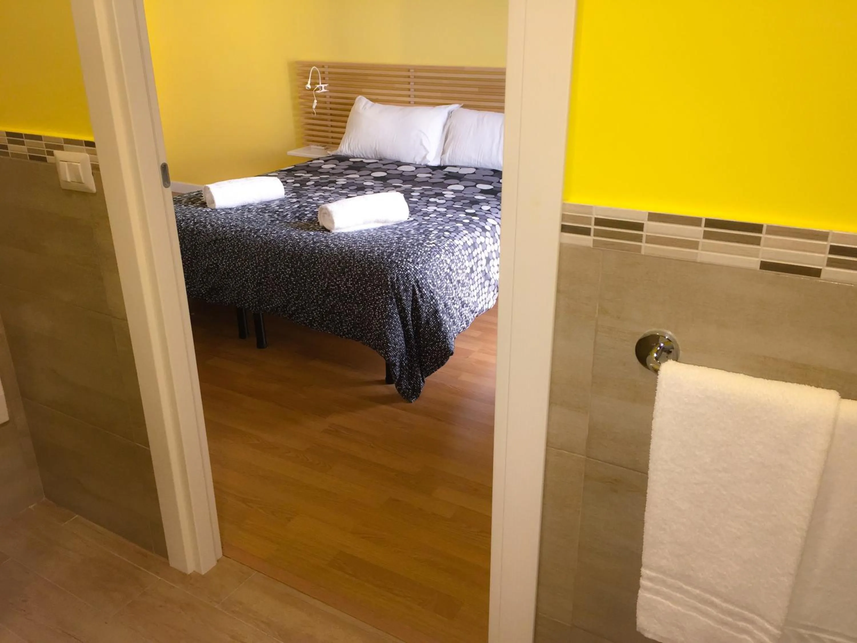 Bathroom, Bed in B&B Policlinico Gaspare Rodolico