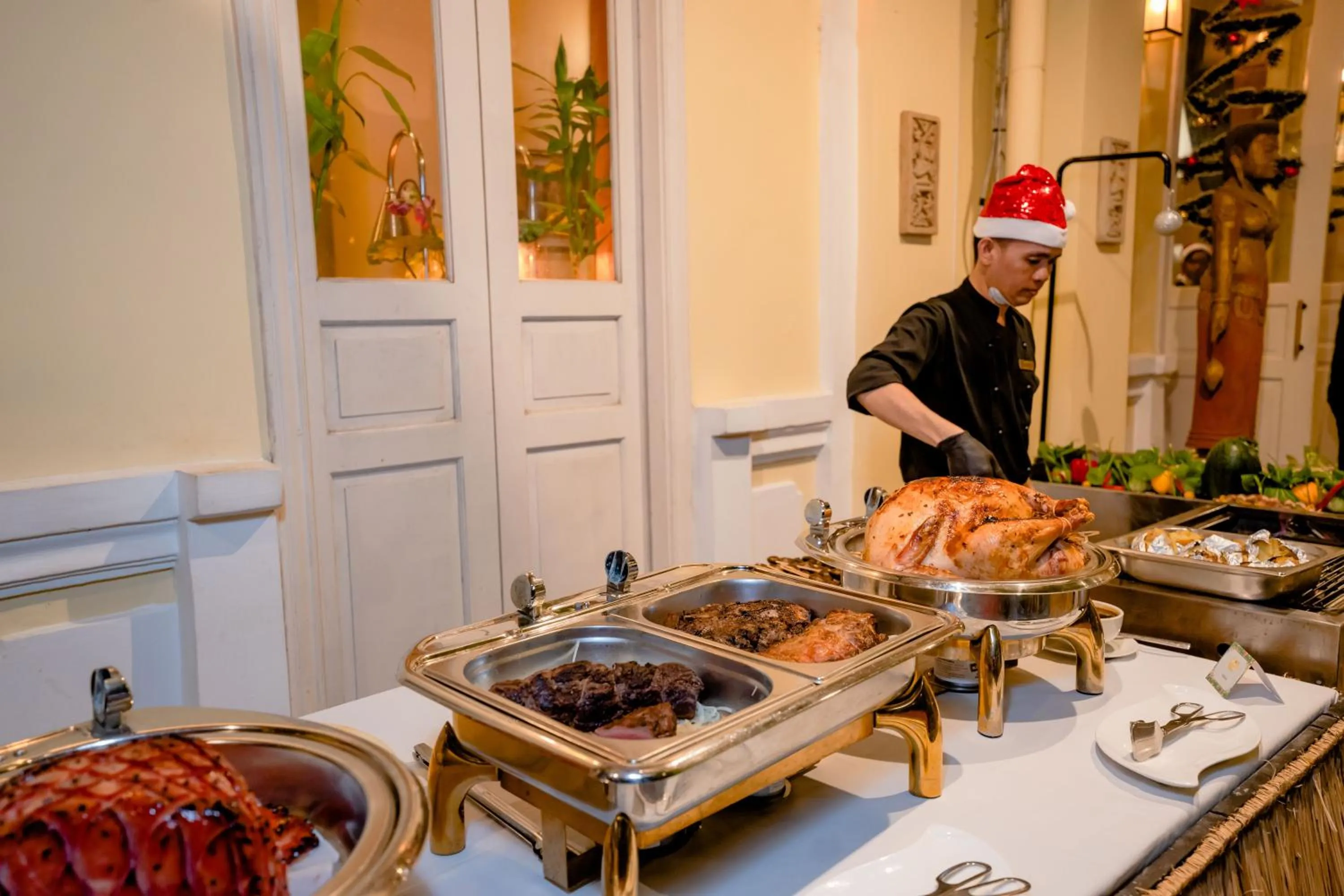 Restaurant/places to eat in Palace Gate Hotel & Resort by EHM