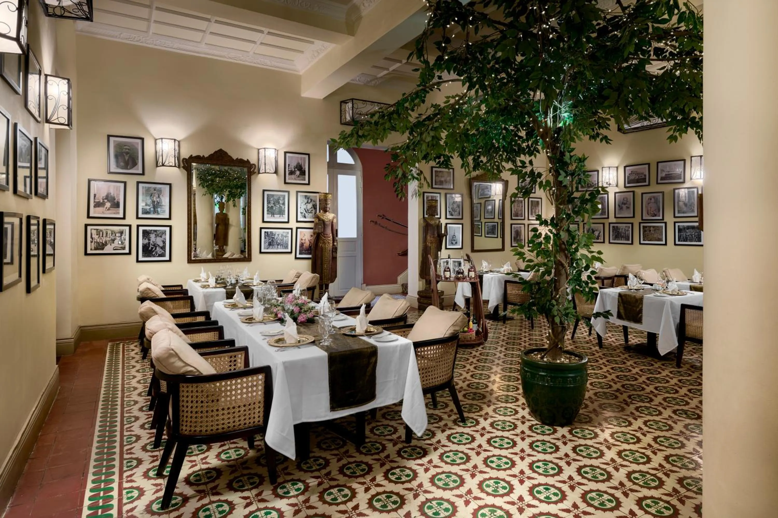 Restaurant/places to eat in Palace Gate Hotel & Resort by EHM