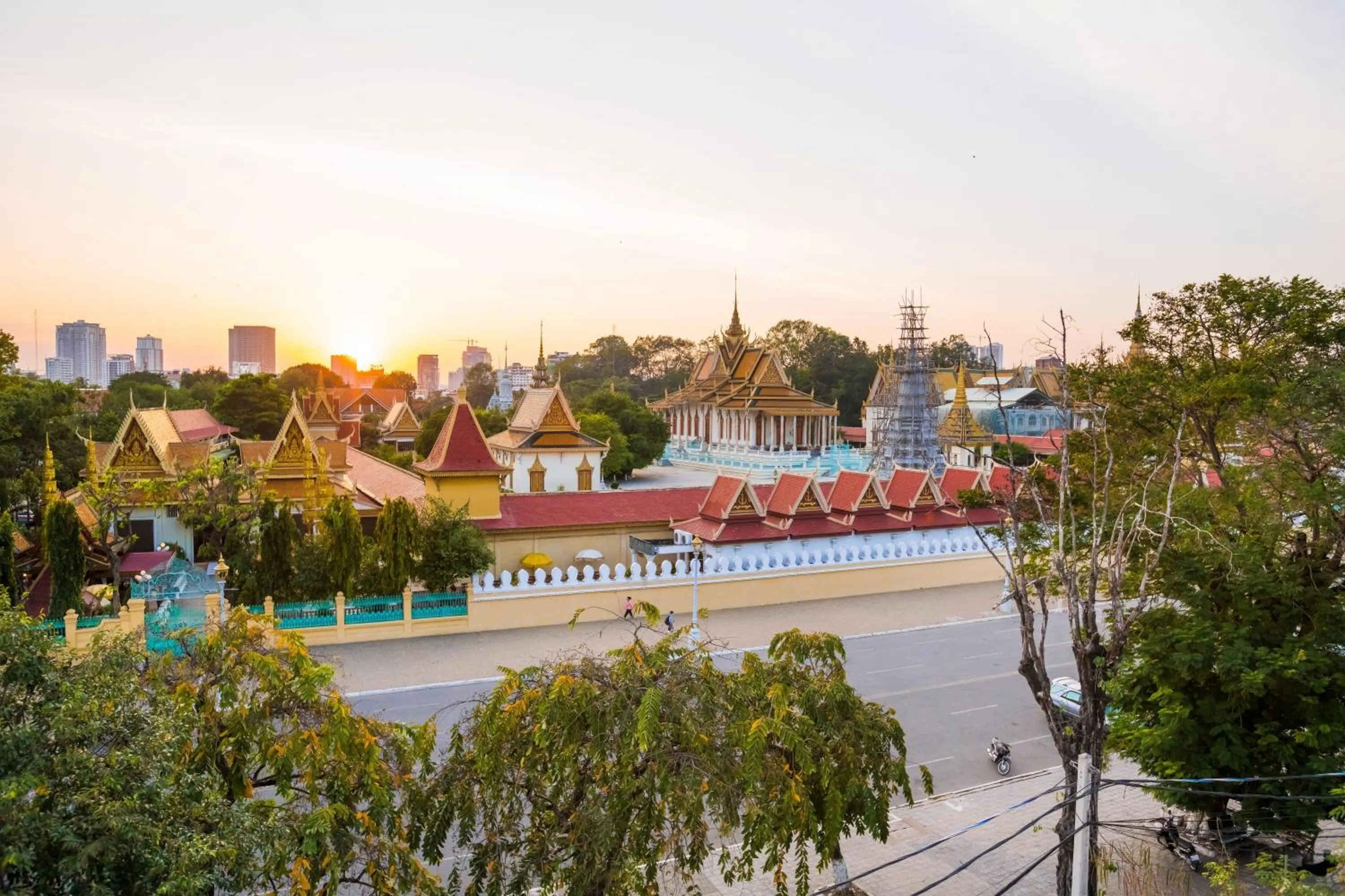 Restaurant/places to eat in Palace Gate Hotel & Resort by EHM