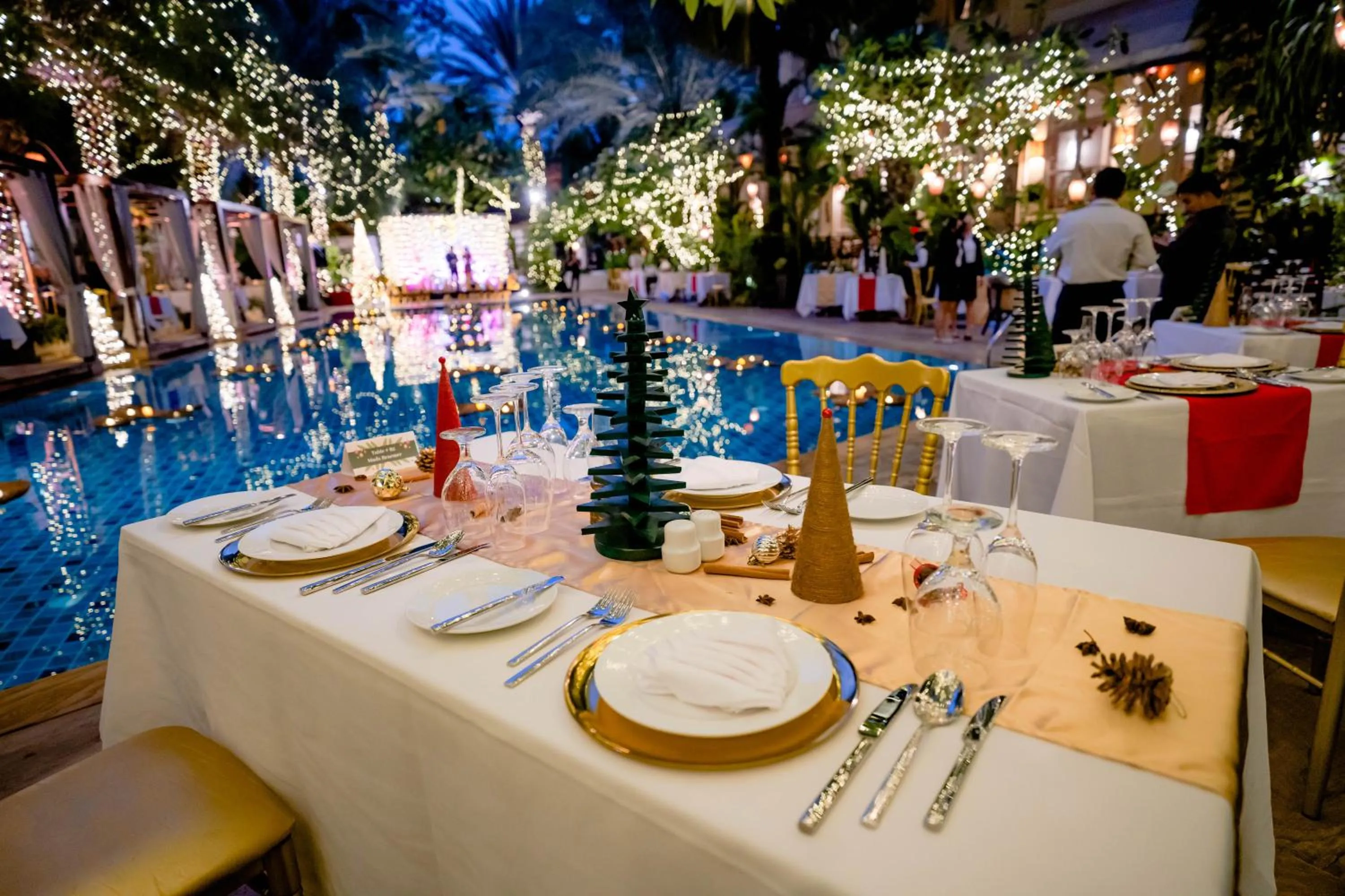 Restaurant/places to eat in Palace Gate Hotel & Resort by EHM