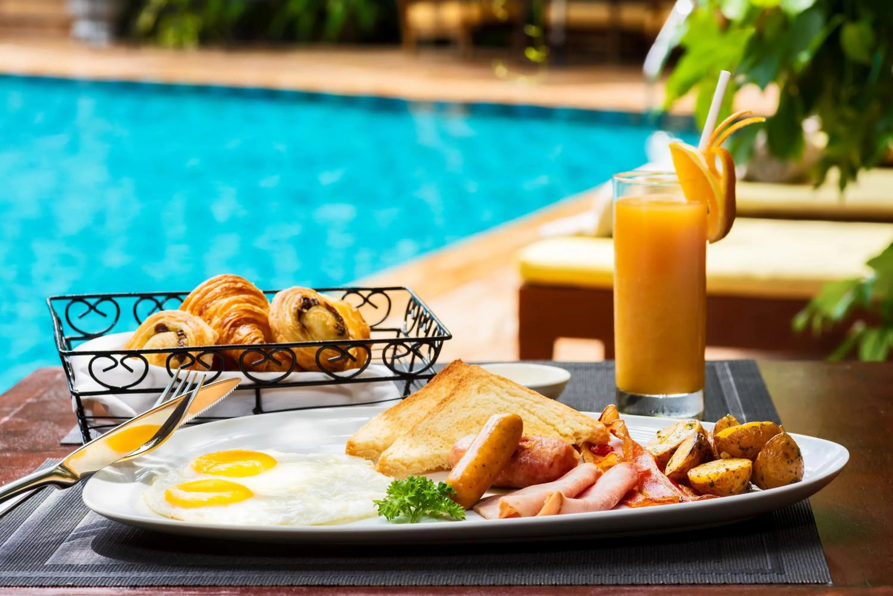 Food and drinks in Palace Gate Hotel & Resort by EHM