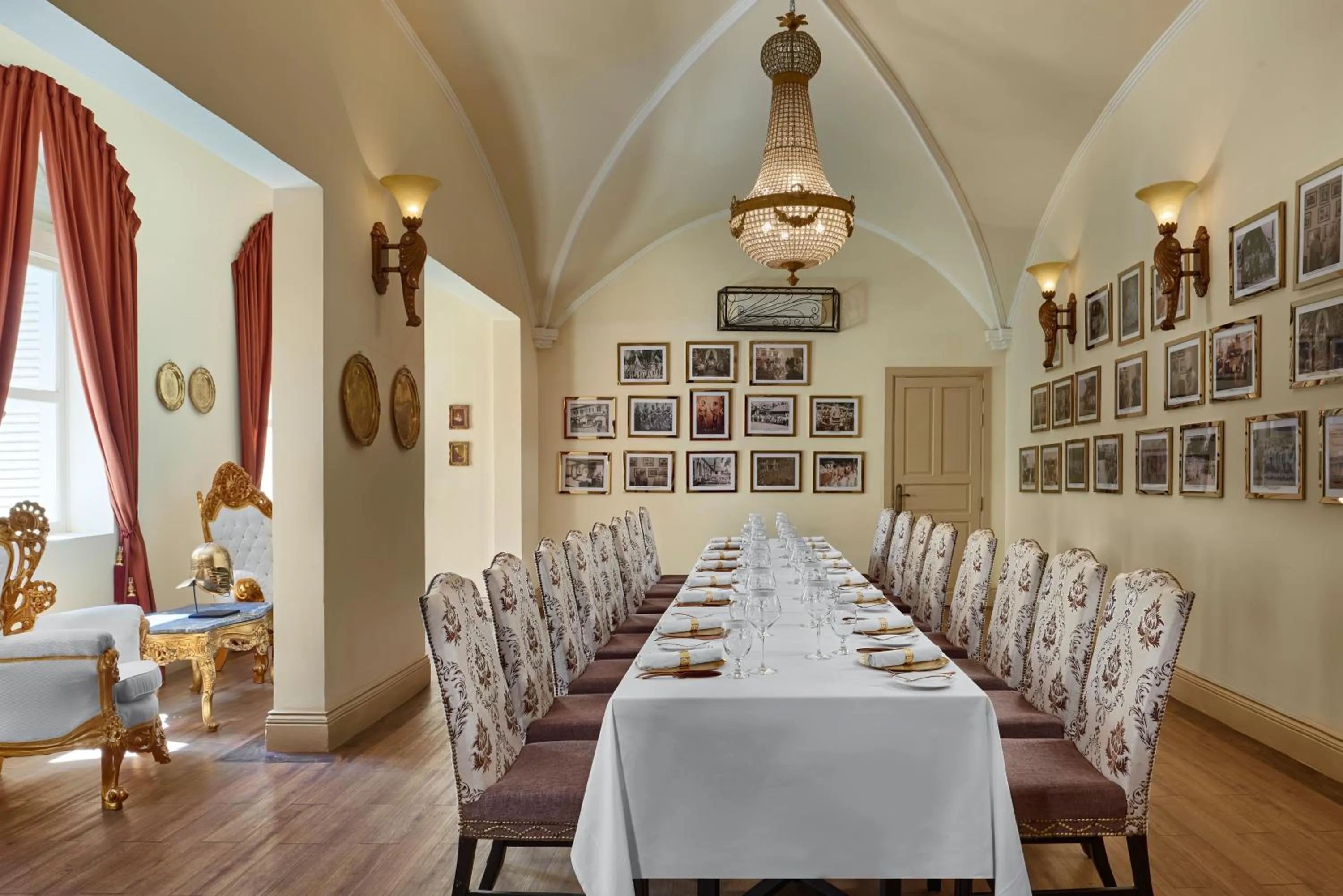 Restaurant/places to eat in Palace Gate Hotel & Resort by EHM