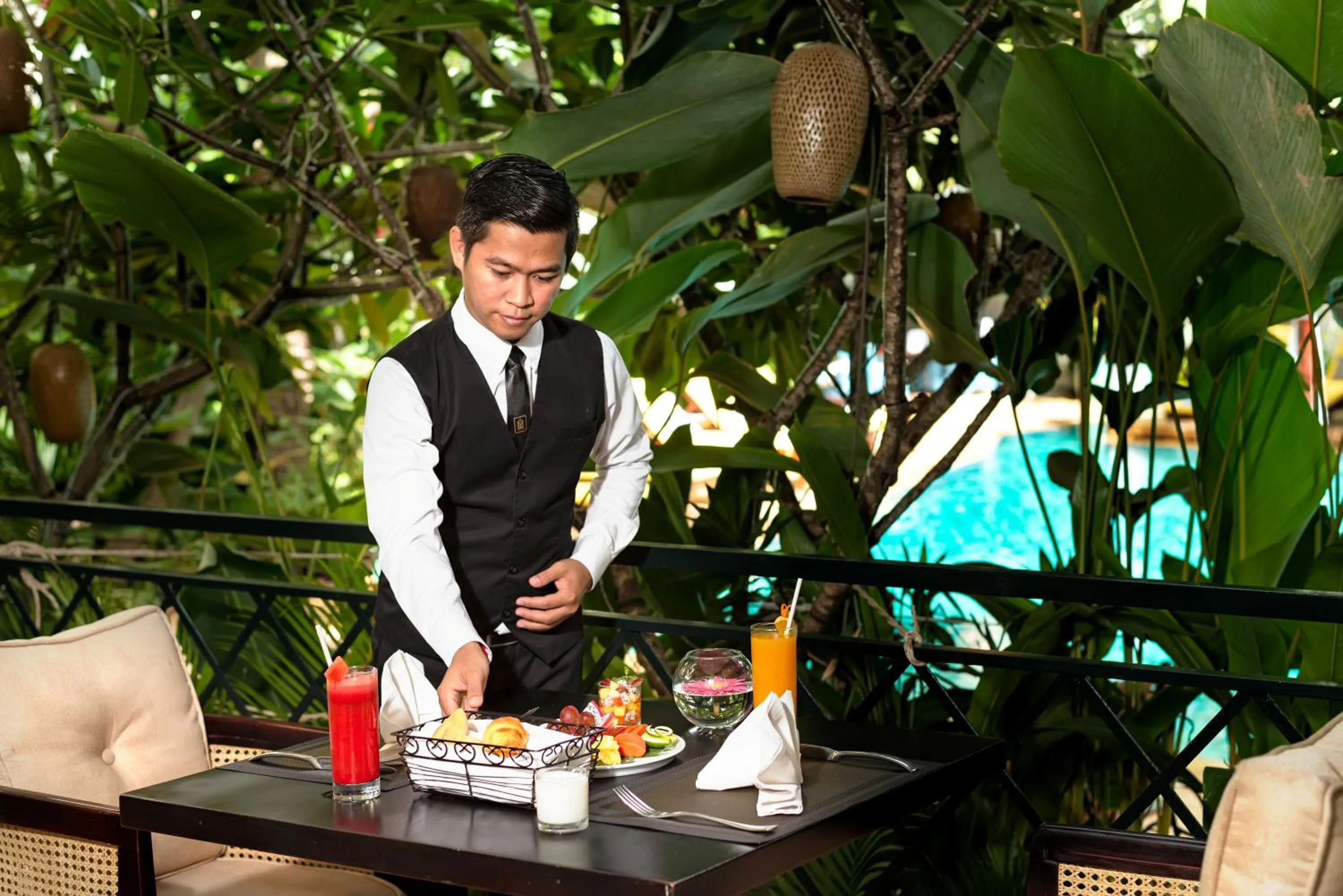 Restaurant/places to eat in Palace Gate Hotel & Resort by EHM