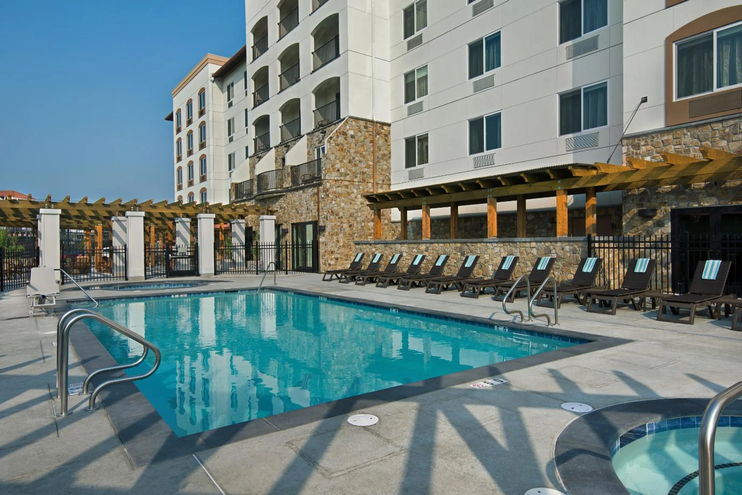 Swimming pool in Oxford Suites Sonoma - Rohnert Park