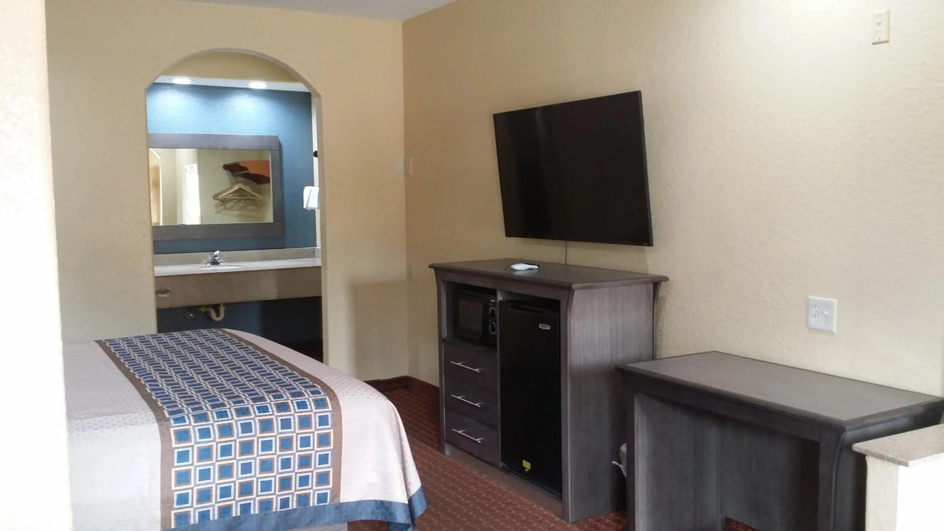 Photo of the whole room, Bed in Americas Best Value Inn & Suites Northeast Houston