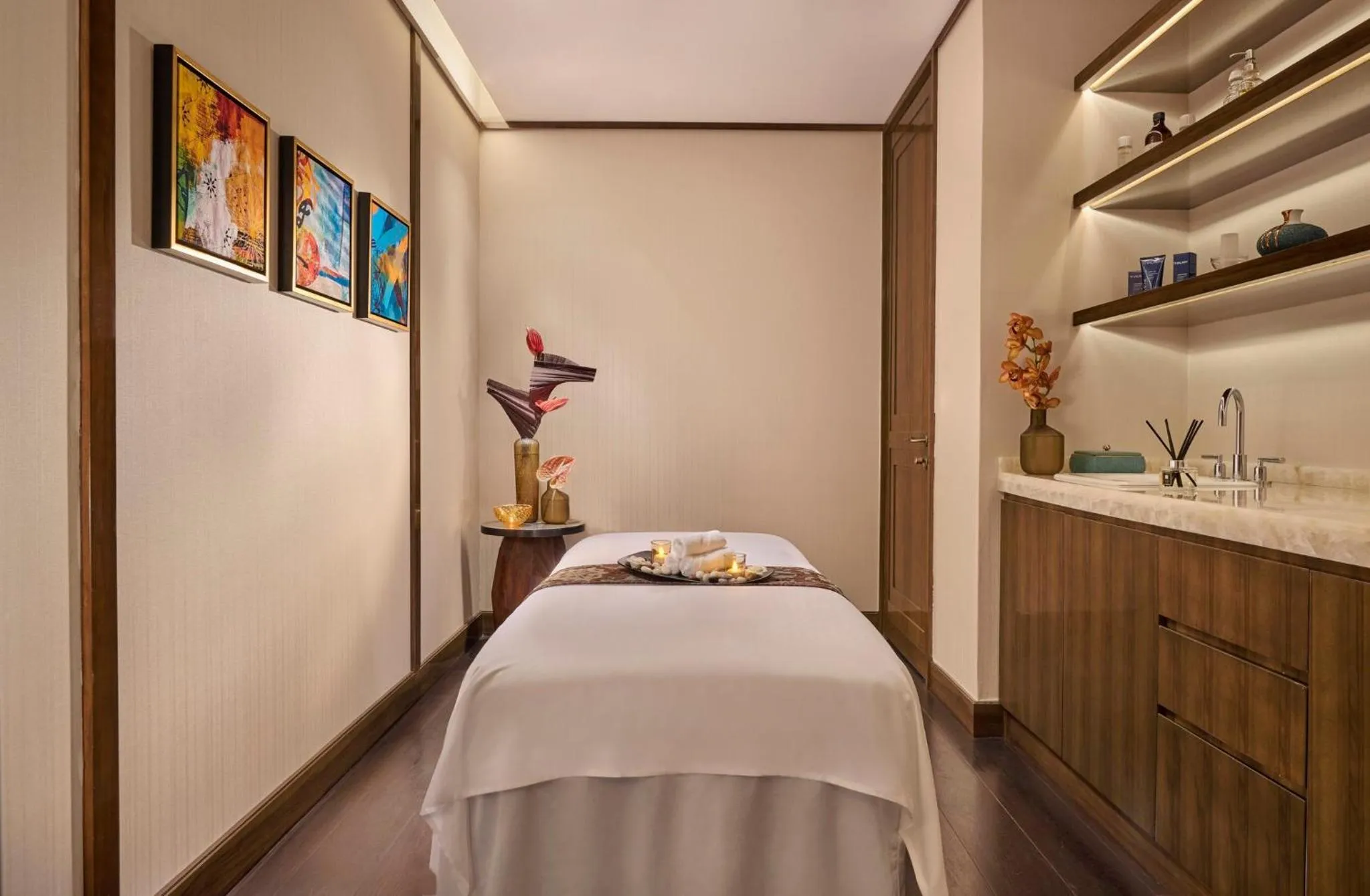 Photo of the whole room, Bed in Mandarin Oriental Al Faisaliah, Riyadh