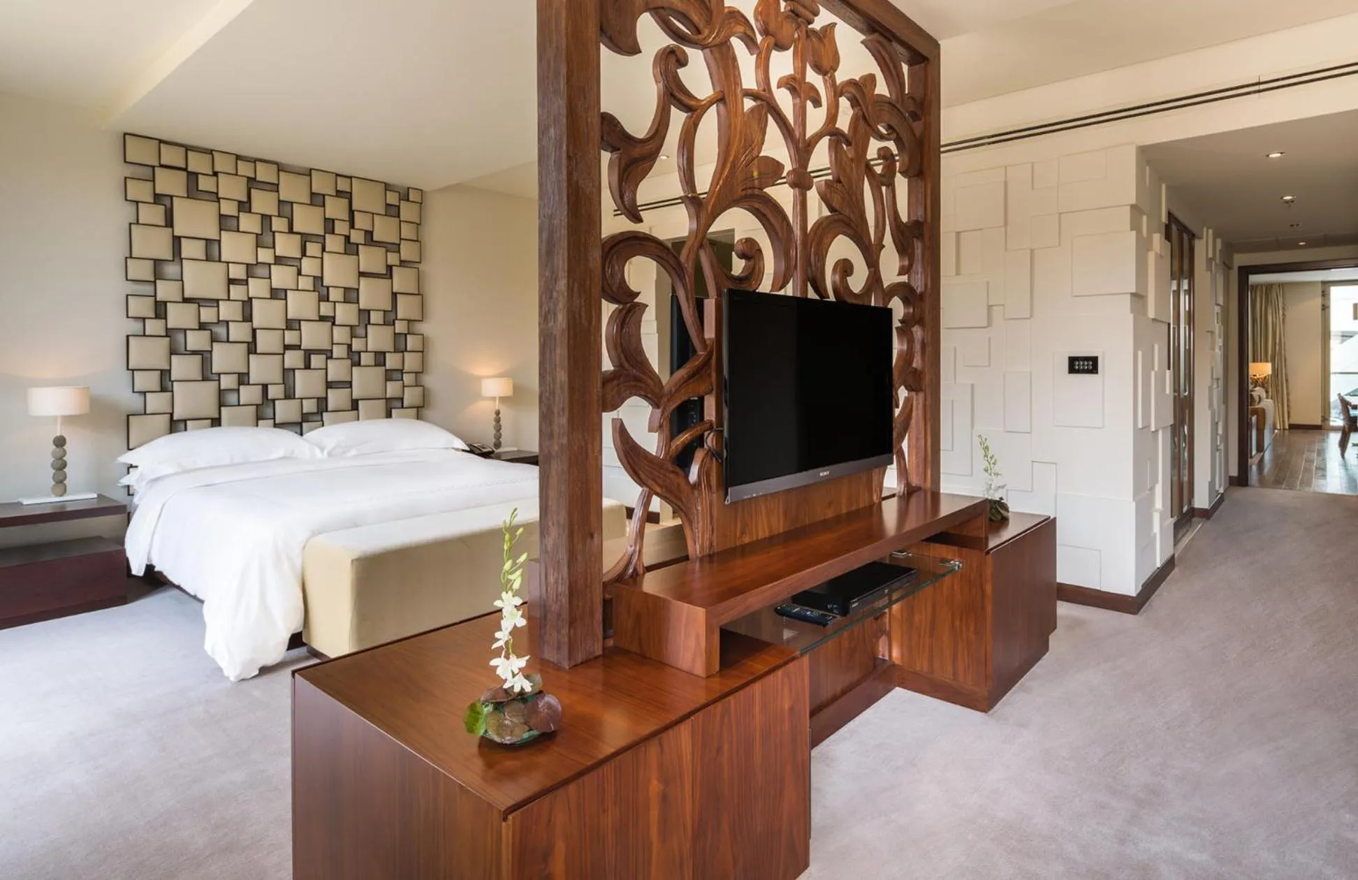 Photo of the whole room, Bed in Mandarin Oriental Al Faisaliah, Riyadh