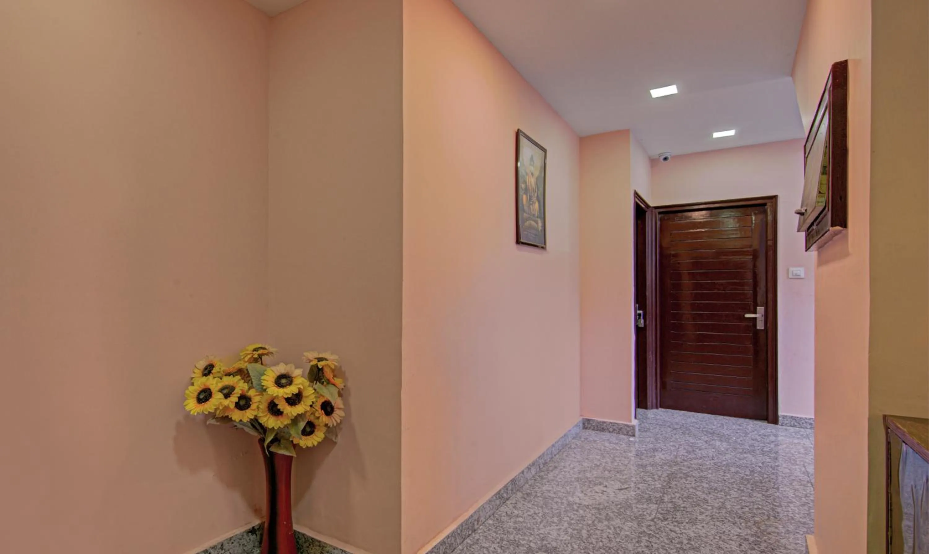 Lobby or reception in Treebo Roshan House with Valley View