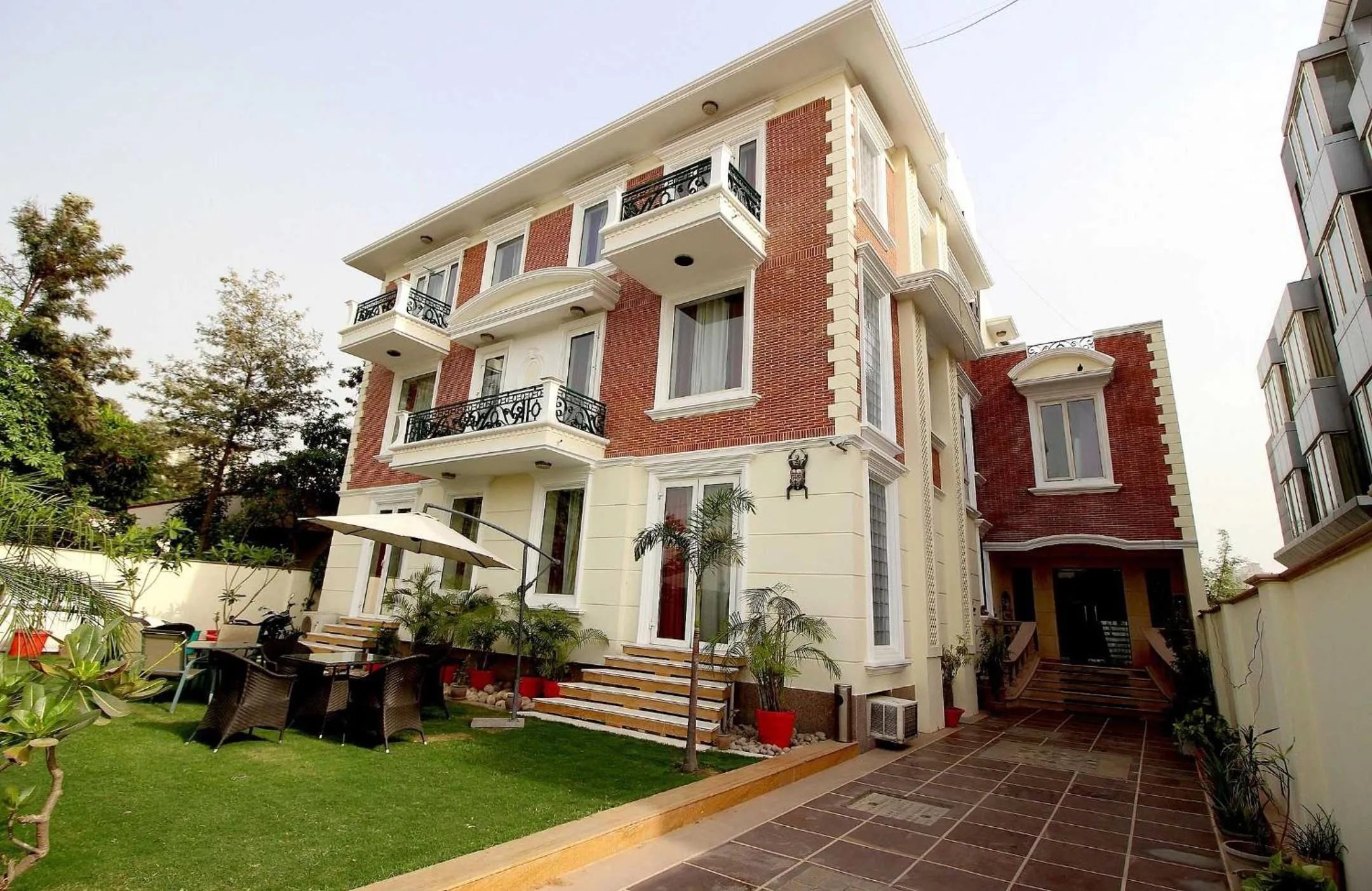 Facade/entrance in Collection O Sakshi