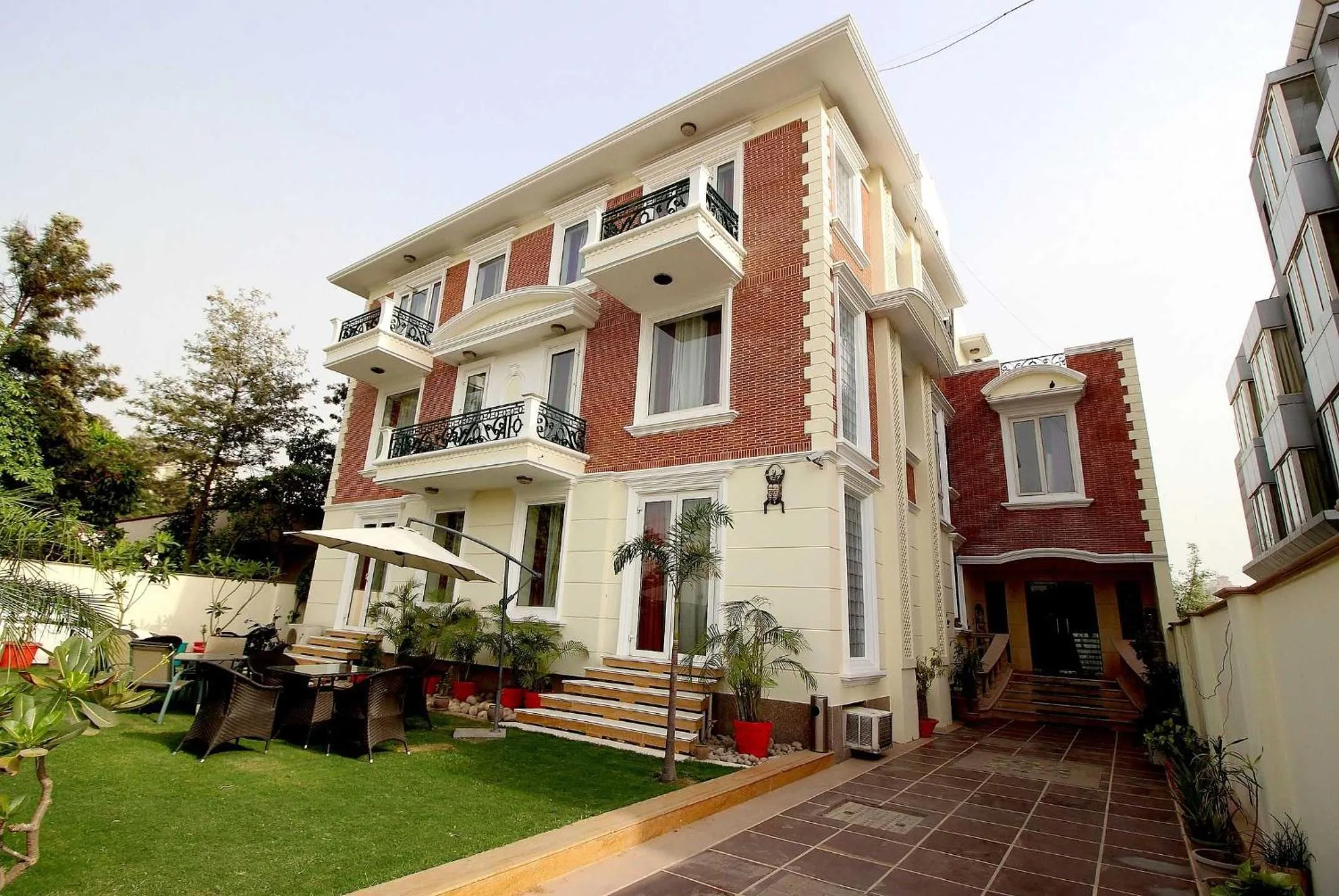 Facade/entrance in Collection O Sakshi