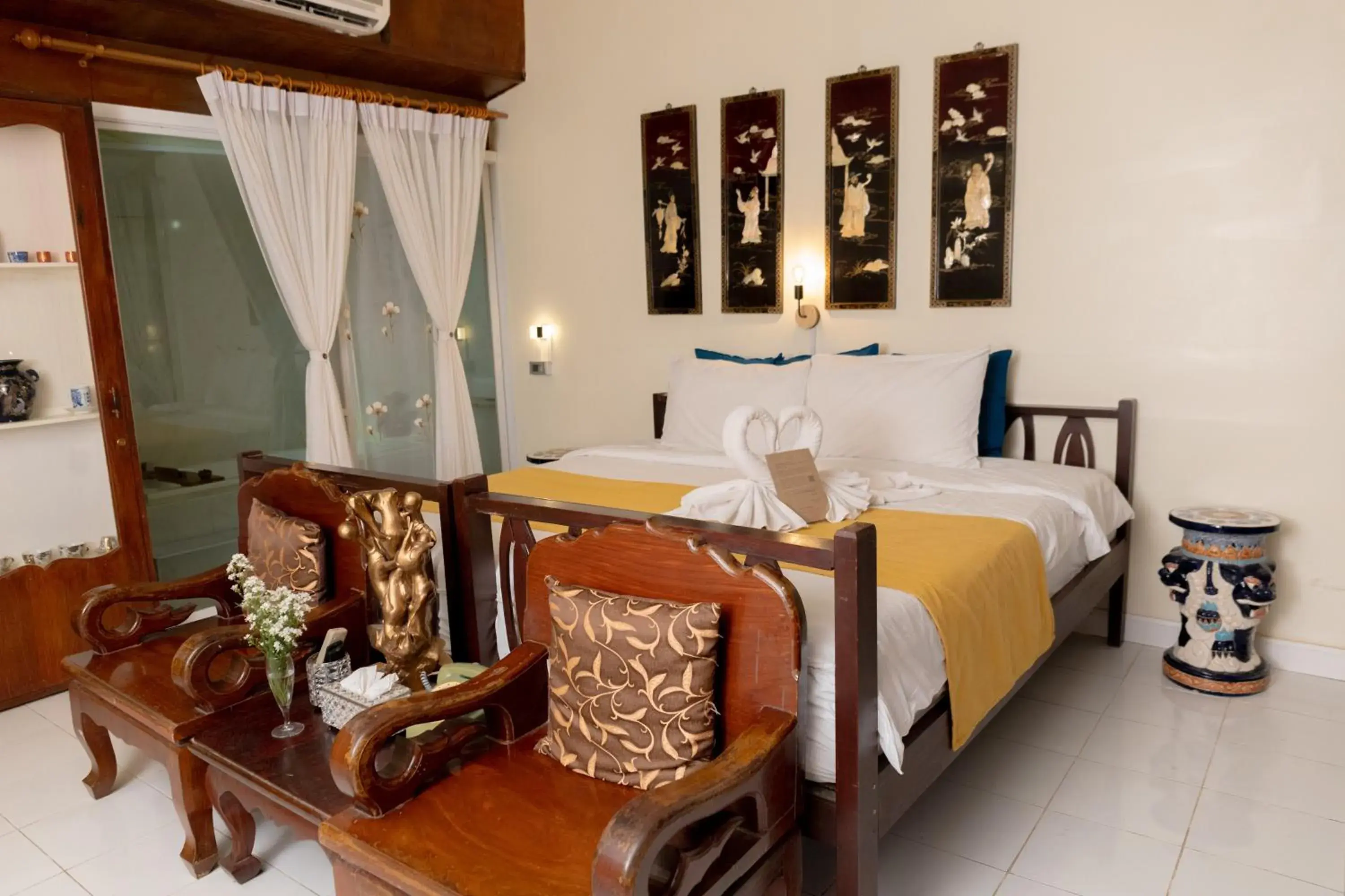 Suite with Hot Tub in The Antique Riverside Resort Suite with Hot Tub in The Antique Riverside Resort