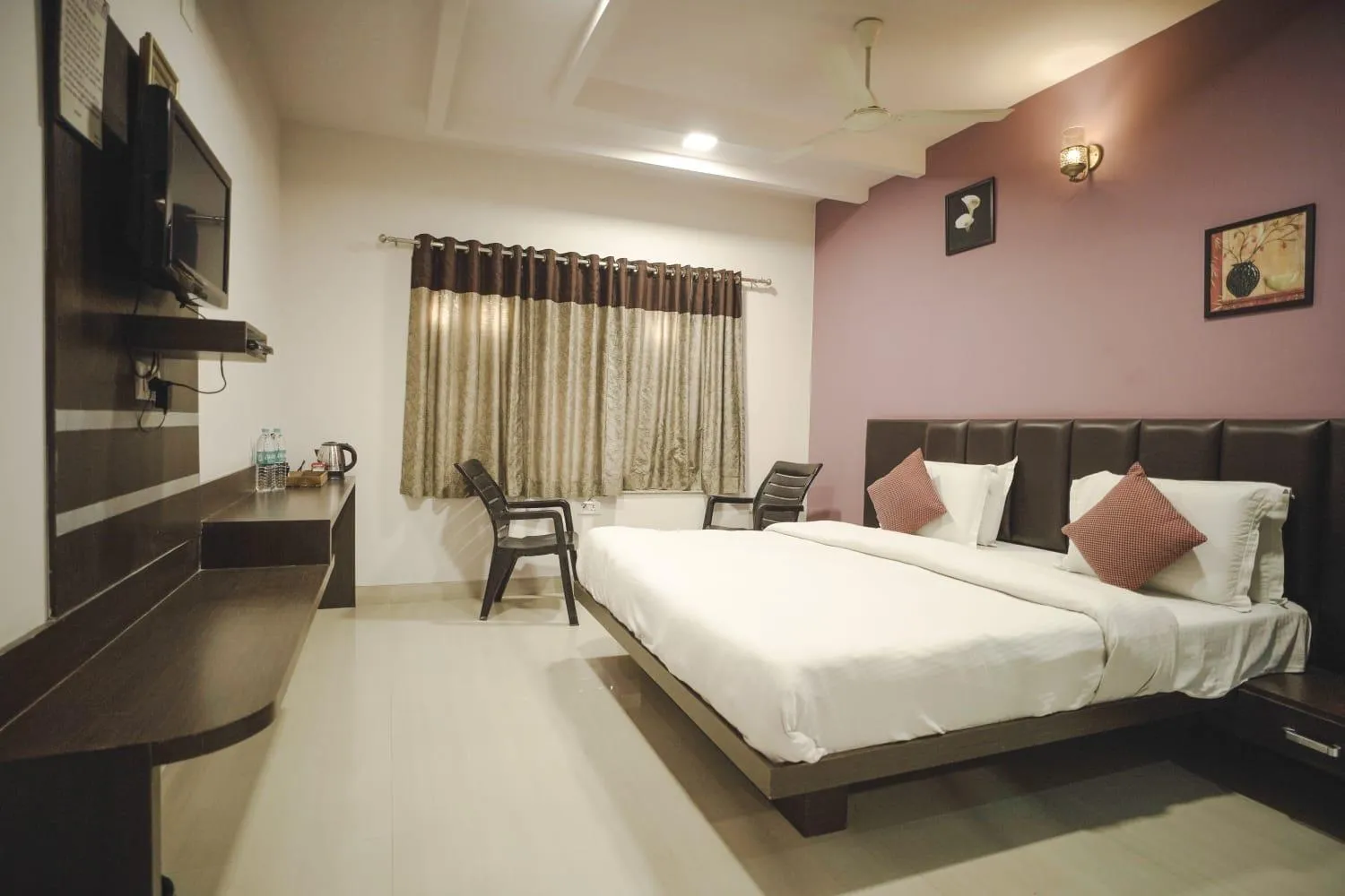 Bed in Hotel Ashapura Palace