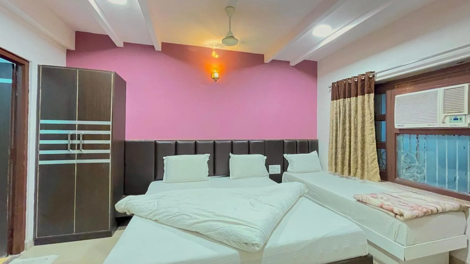 Bed in Hotel Ashapura Palace