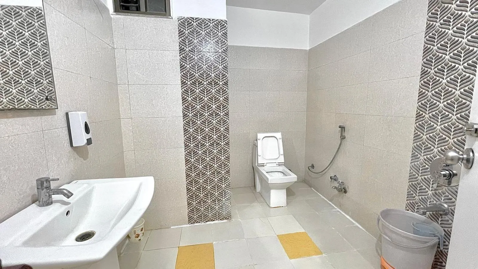 Shower in Hotel Ashapura Palace