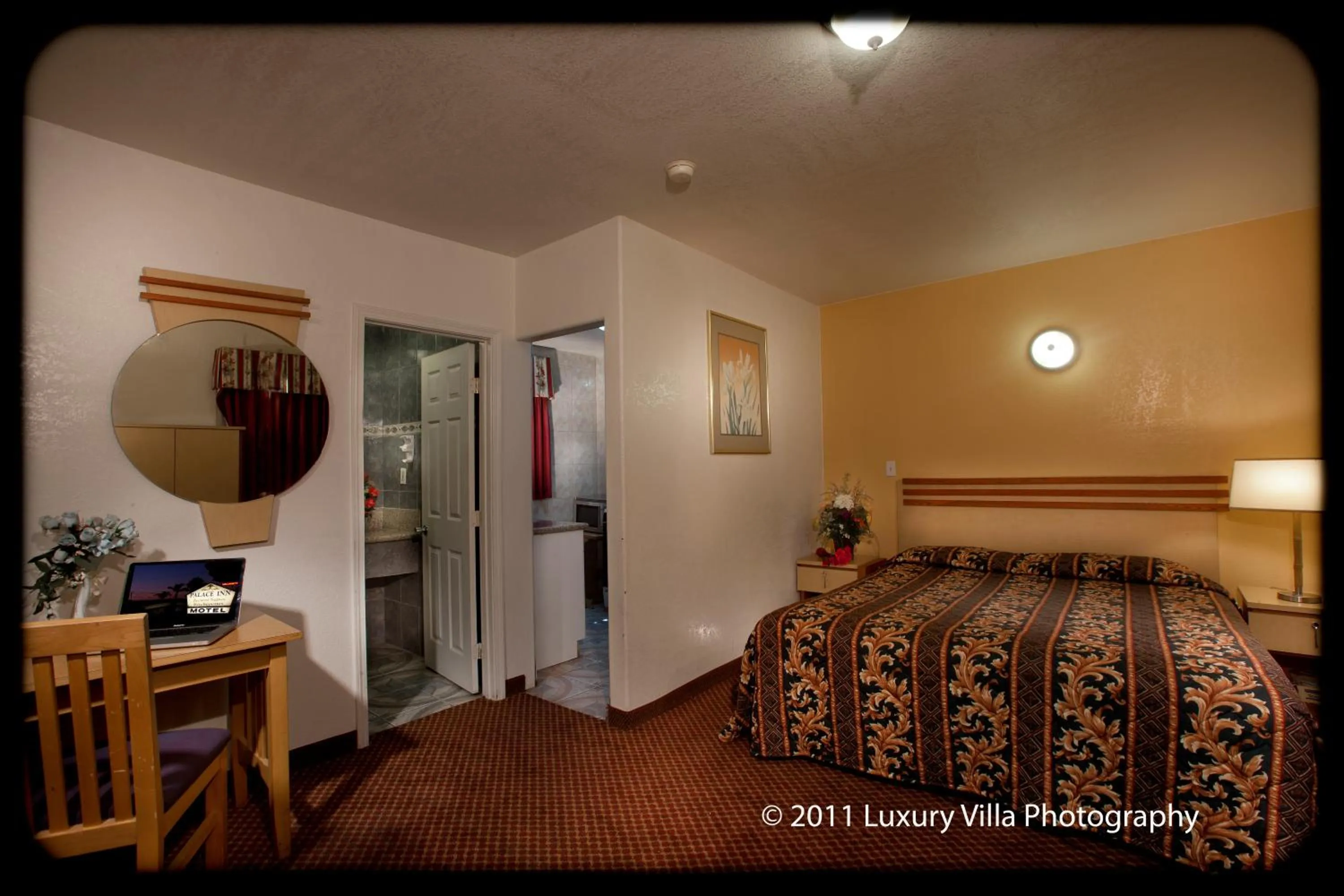 Bedroom, Bed in The Palace Inn