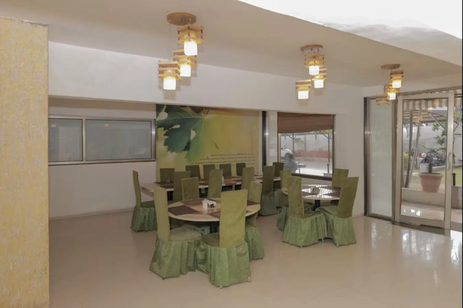 Restaurant/places to eat in VITS Select Bharuch