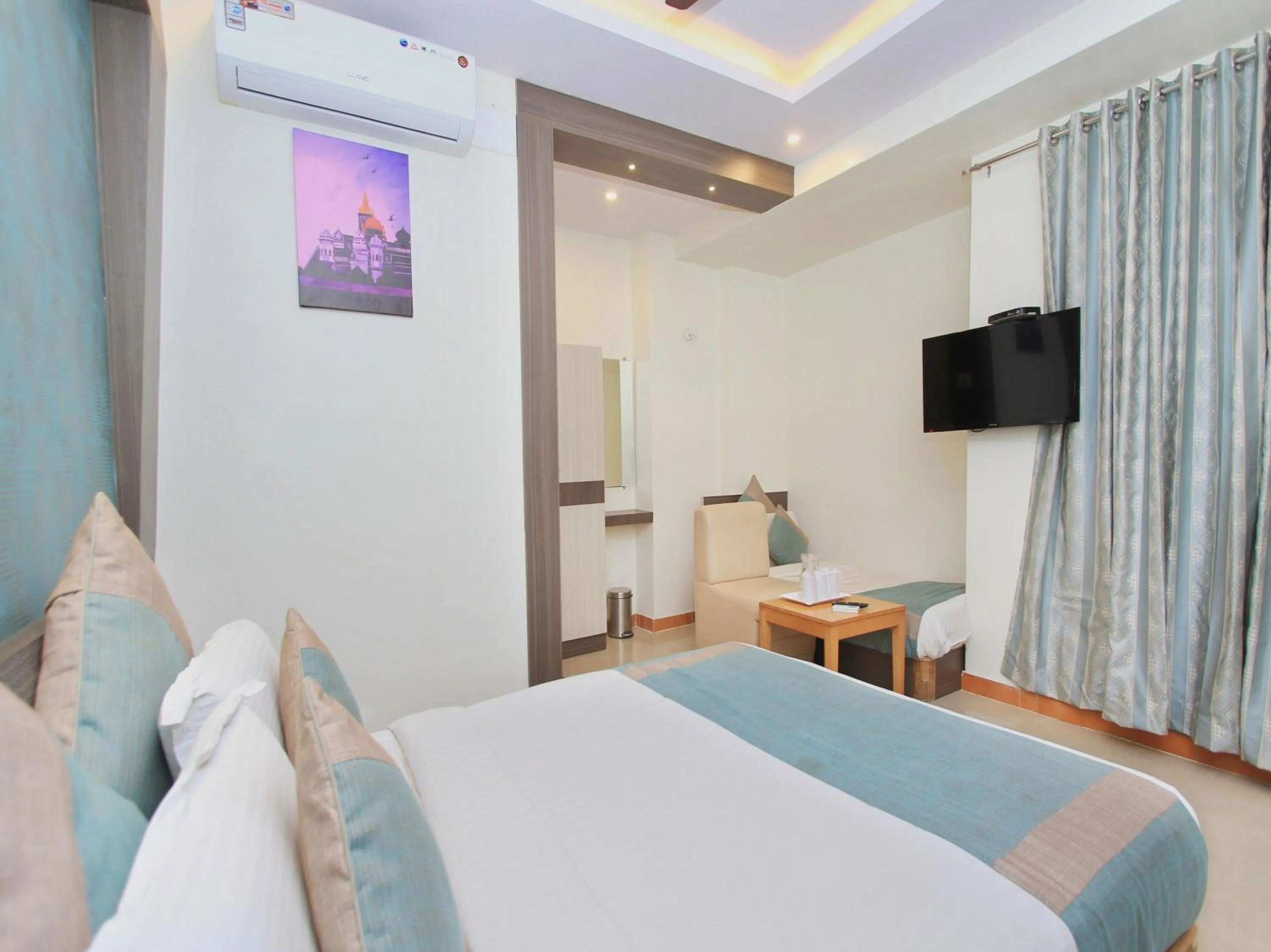 Communal lounge/ TV room, Bed in Aishwarya Le Royal