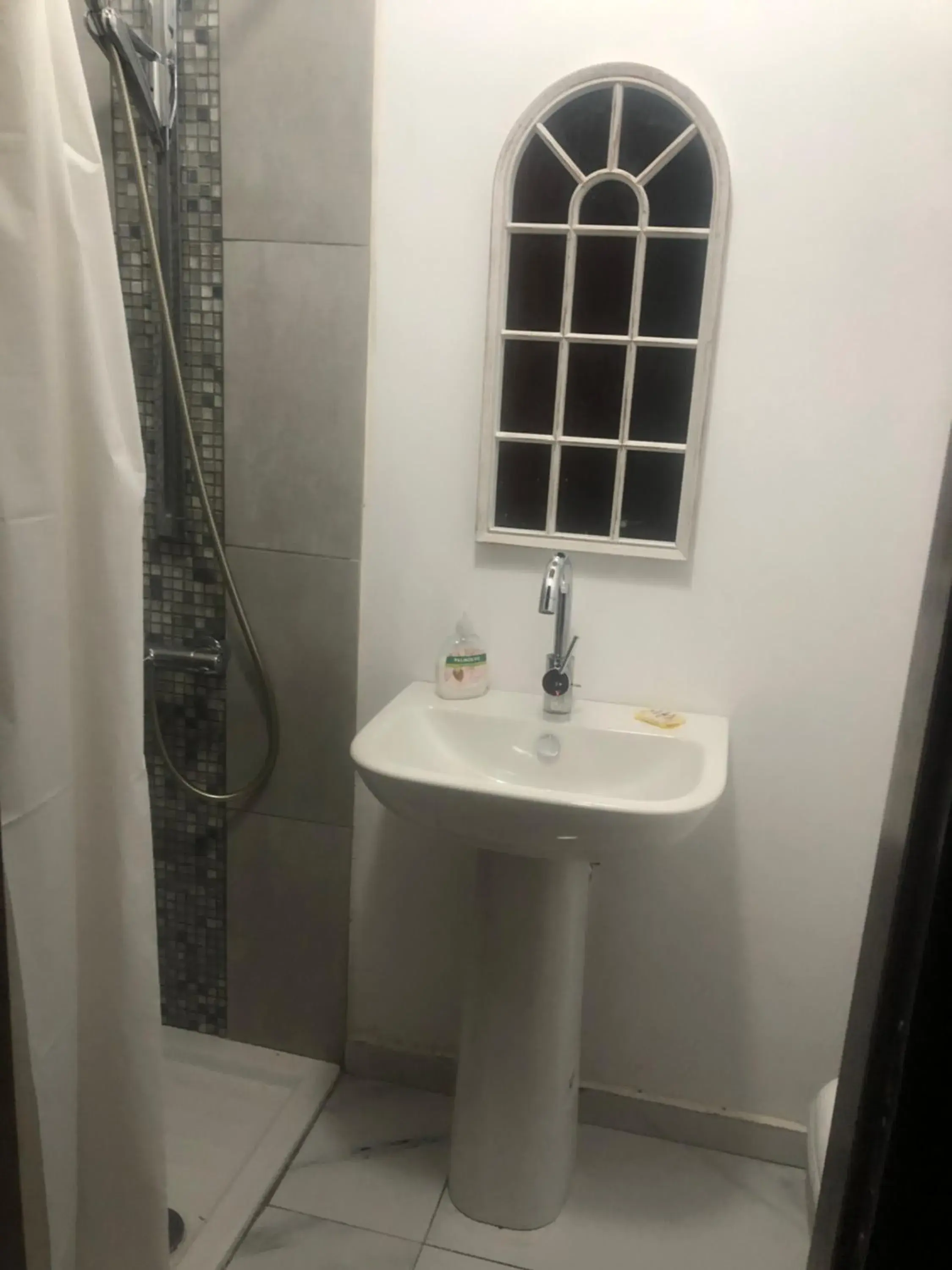 Comfort Triple Room with Shower - single occupancy in Villa Thermopilon Comfort Triple Room with Shower - single occupancy in Villa Thermopilon