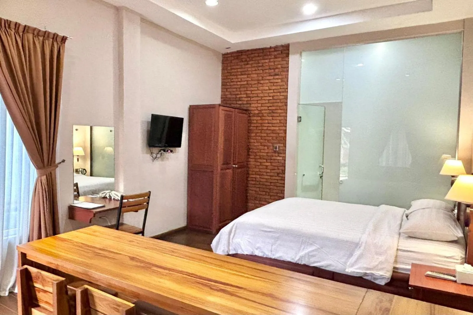 Bed in Thong's Inn Hotel Kualanamu