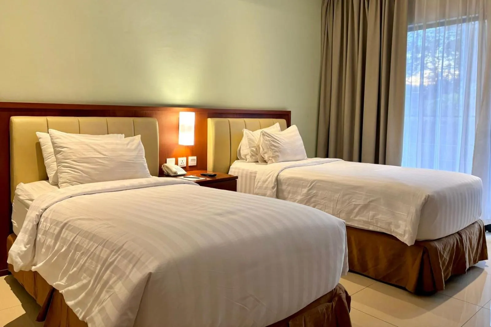 Bed in Thong's Inn Hotel Kualanamu