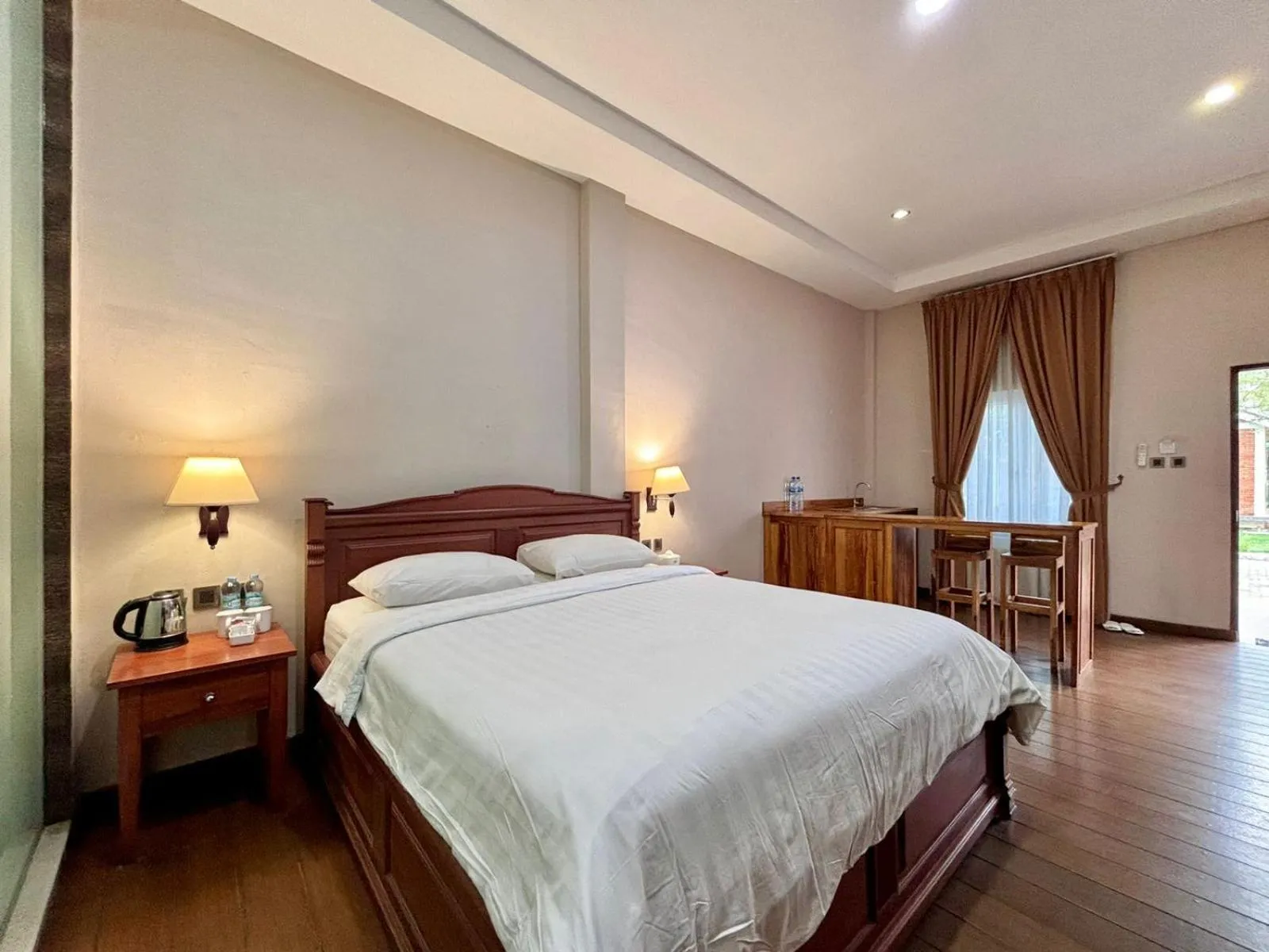 Bed in Thong's Inn Hotel Kualanamu