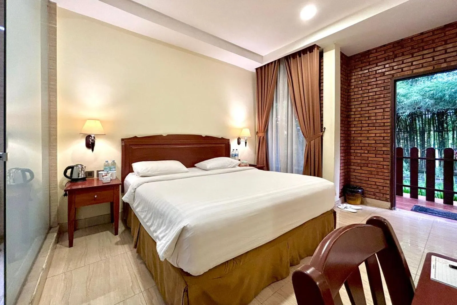 Bed in Thong's Inn Hotel Kualanamu