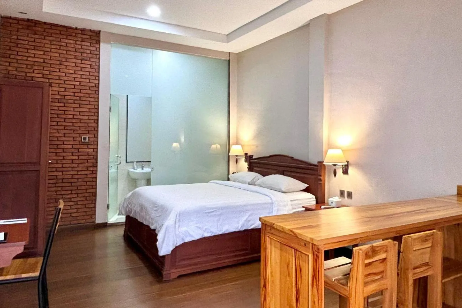 Bed in Thong's Inn Hotel Kualanamu