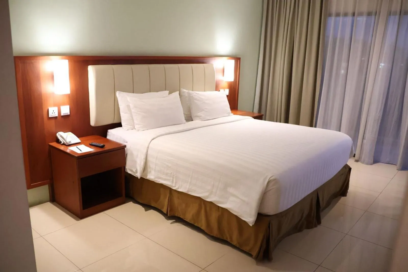 Bed in Thong's Inn Hotel Kualanamu