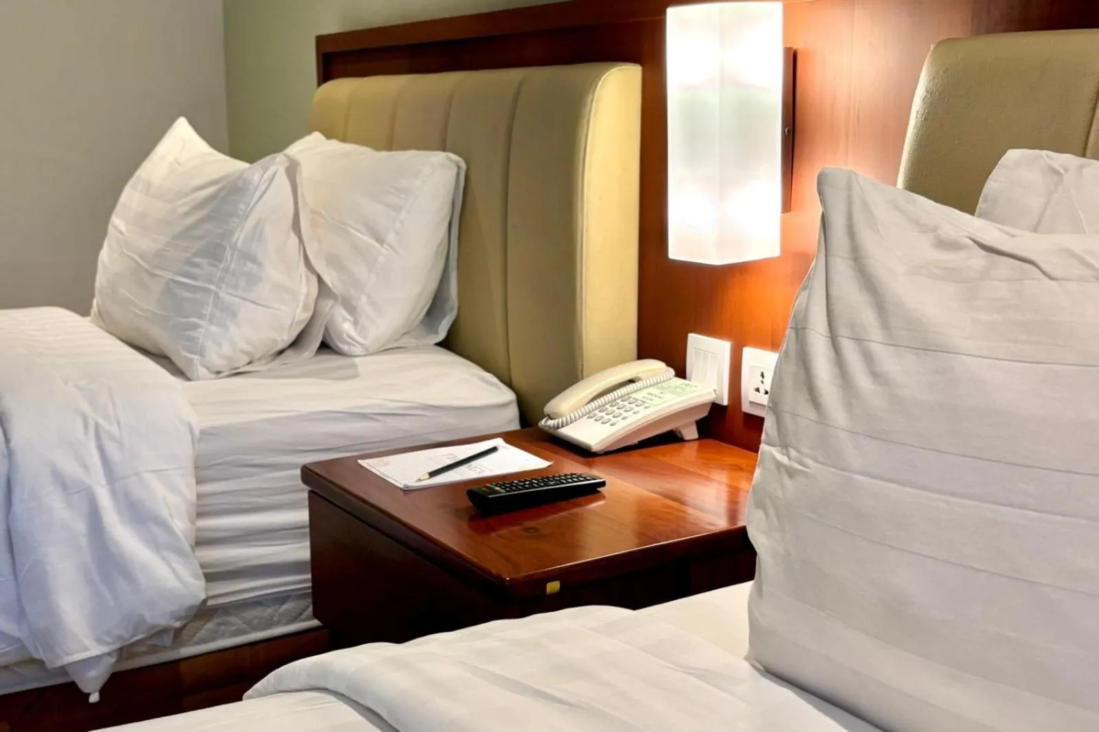 Bed in Thong's Inn Hotel Kualanamu