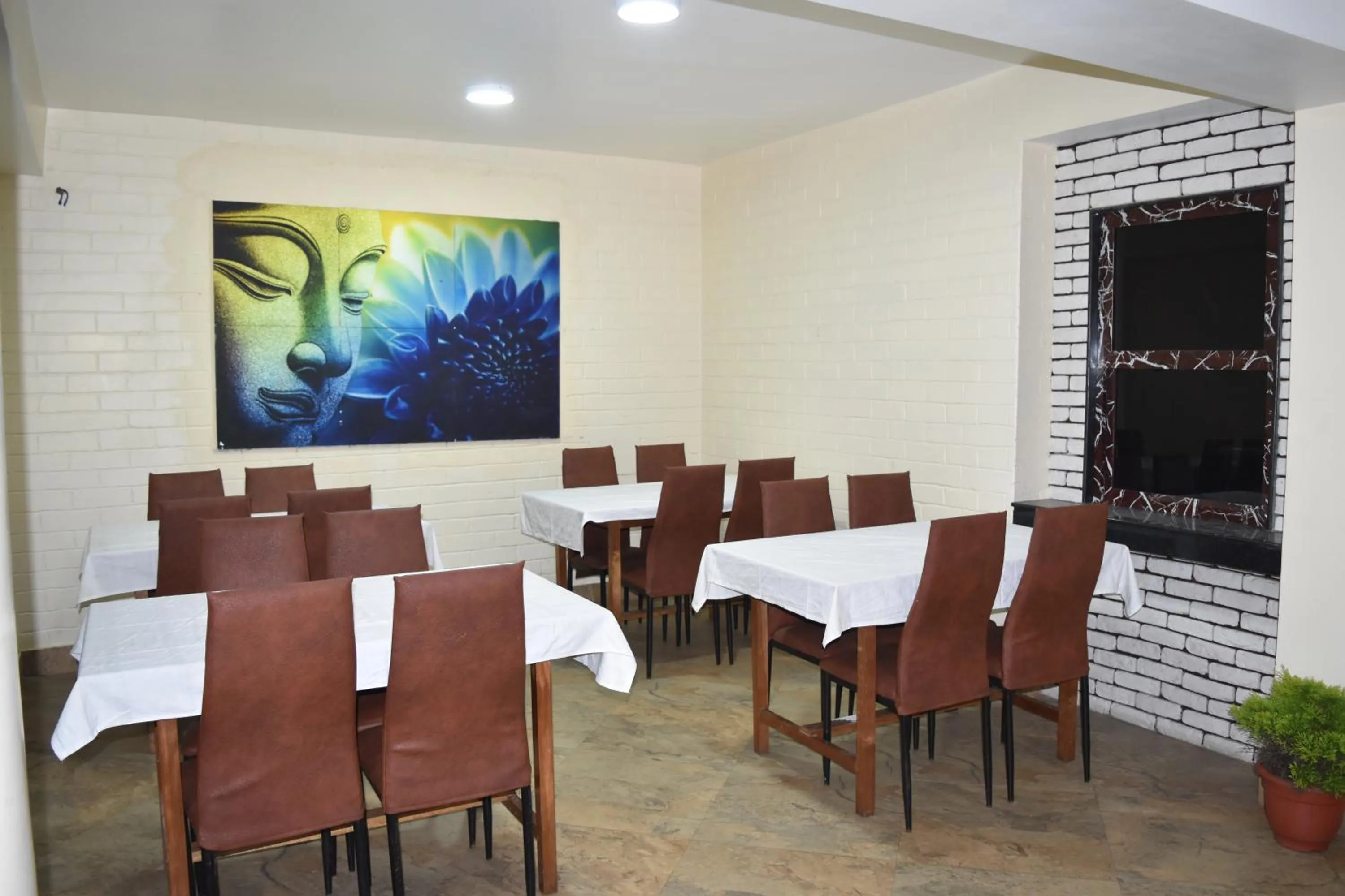 Restaurant/places to eat in Amba Regency