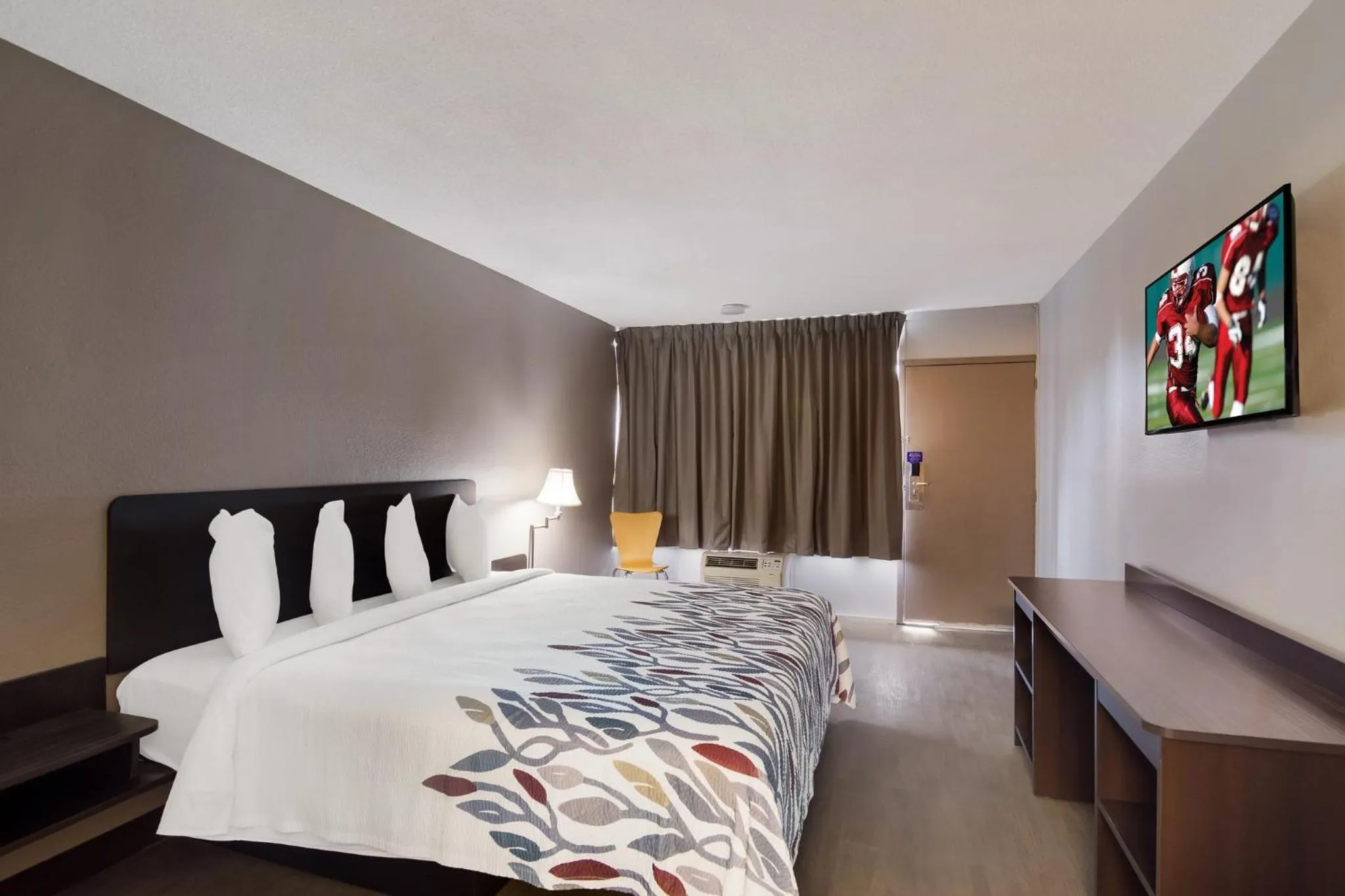 Photo of the whole room, Bed in Red Roof Inn Vero Beach - I-95