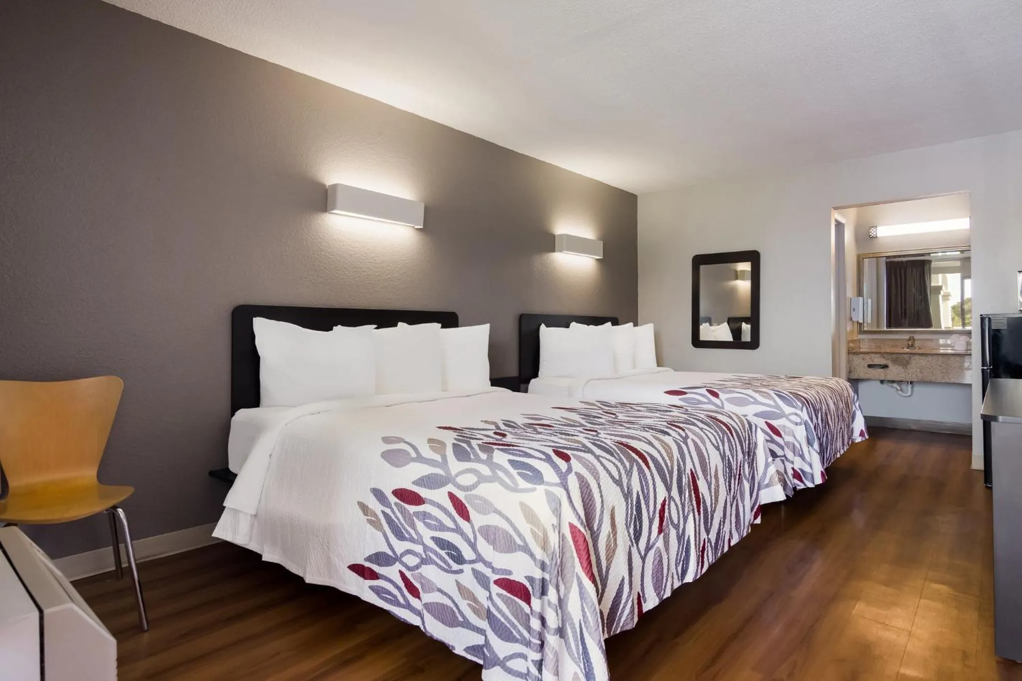 Photo of the whole room, Bed in Red Roof Inn Vero Beach - I-95