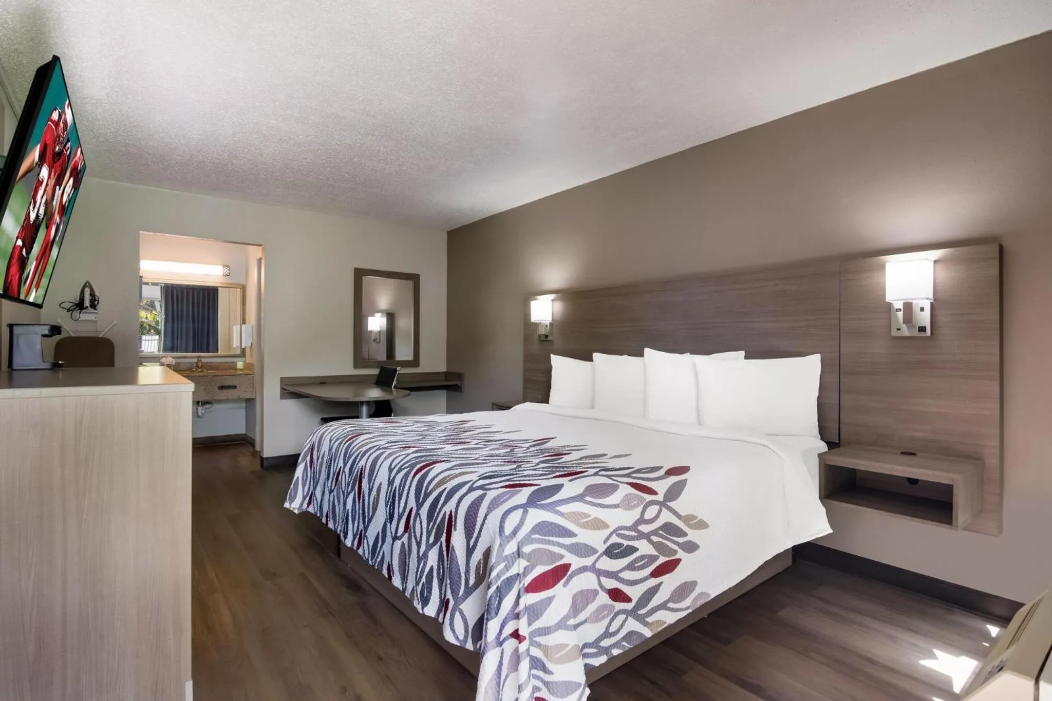 Bedroom, Bed in Red Roof Inn Vero Beach - I-95