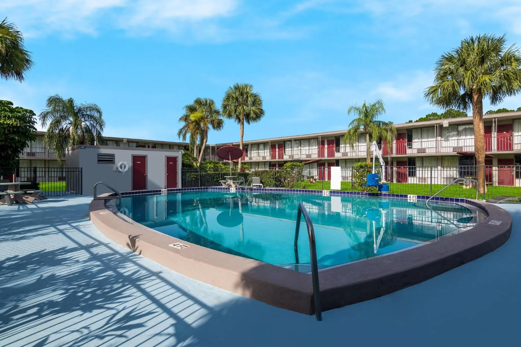 Swimming pool in Red Roof Inn Vero Beach - I-95