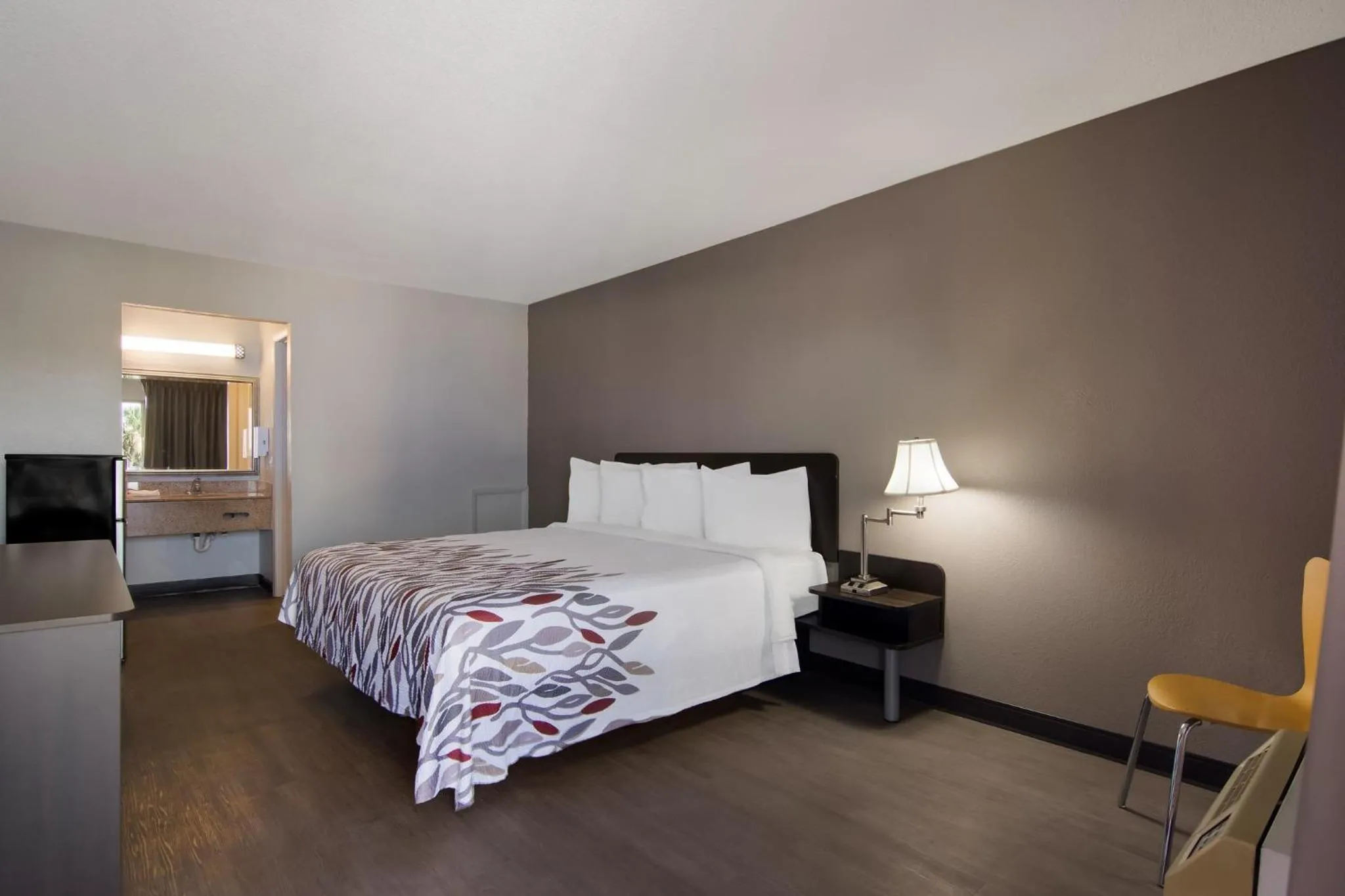 Photo of the whole room, Bed in Red Roof Inn Vero Beach - I-95